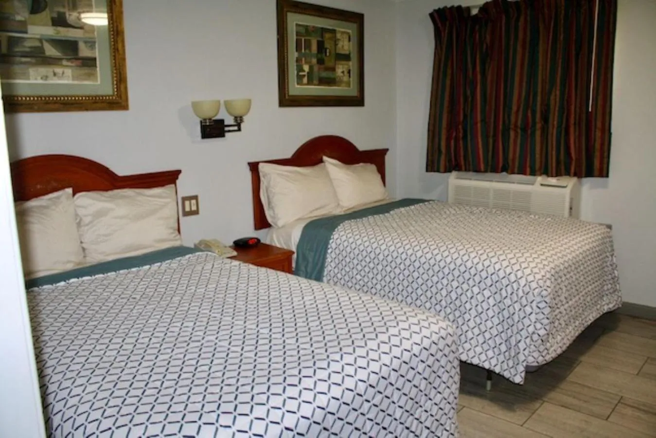 Photo of the whole room, Bed in Budget Inn