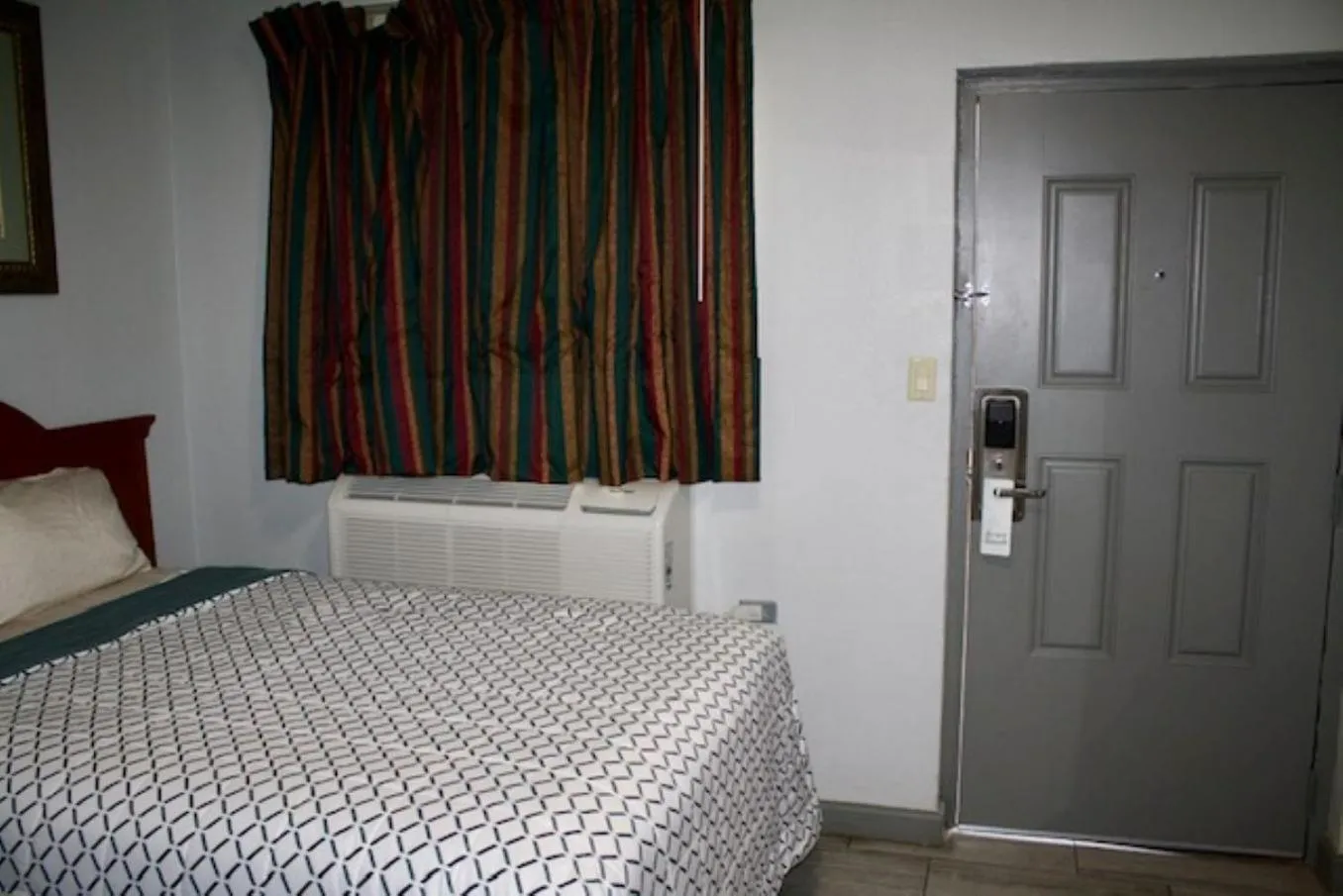 Bedroom, Bed in Budget Inn