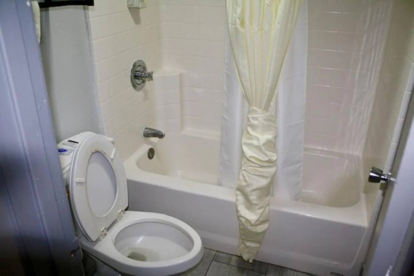 Bathroom in Budget Inn