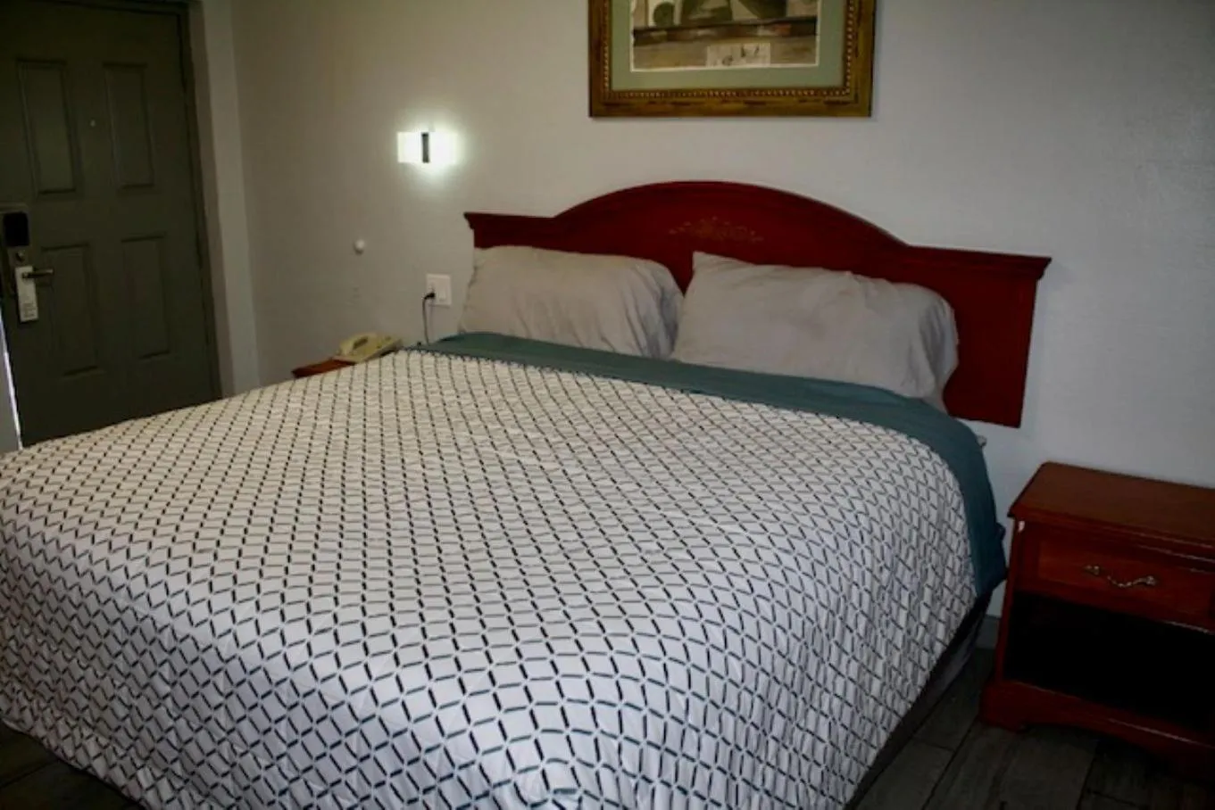 Photo of the whole room, Bed in Budget Inn
