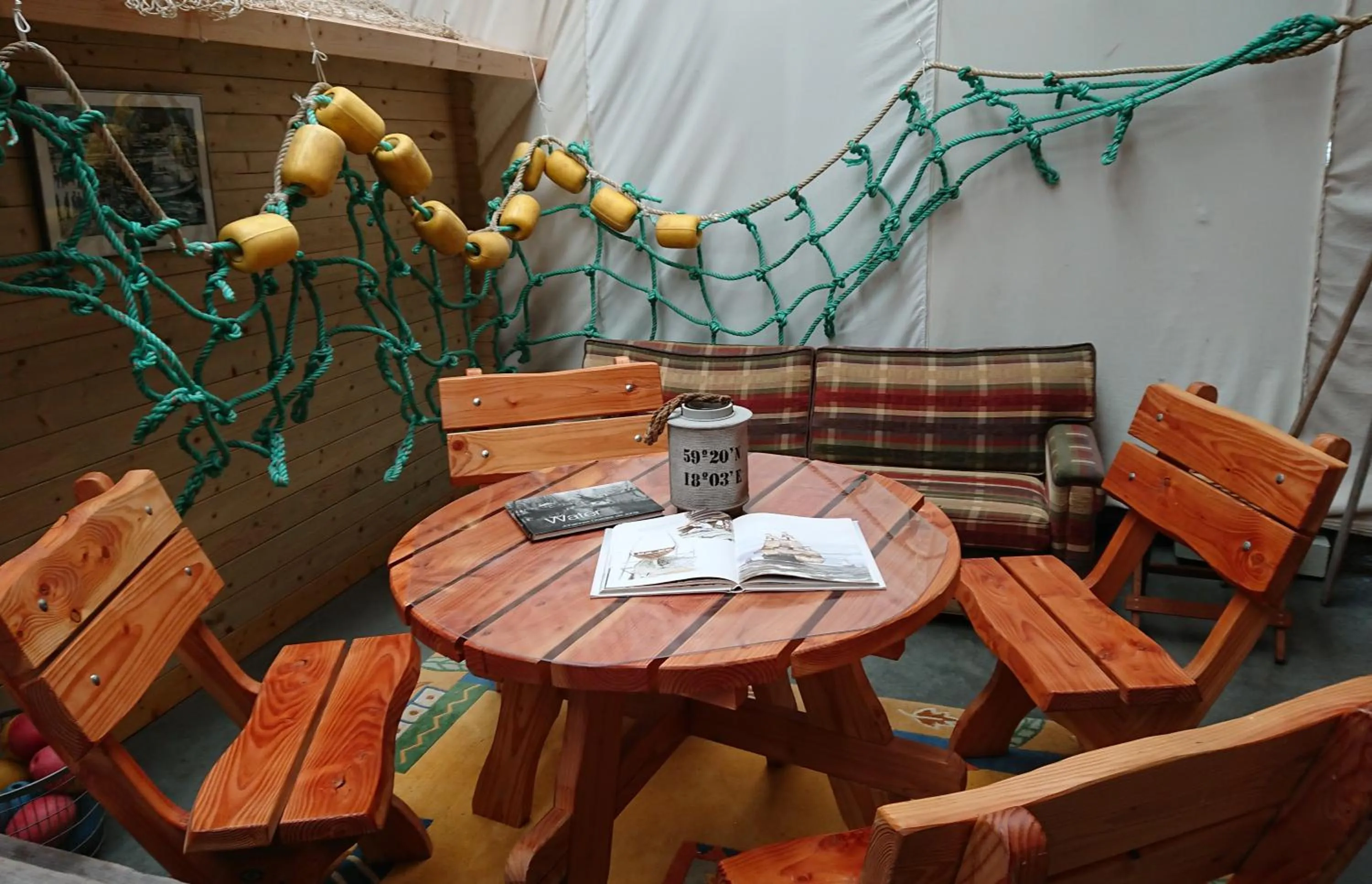 Seating area in Slaaphuisjes LauwersmeerPlezier!