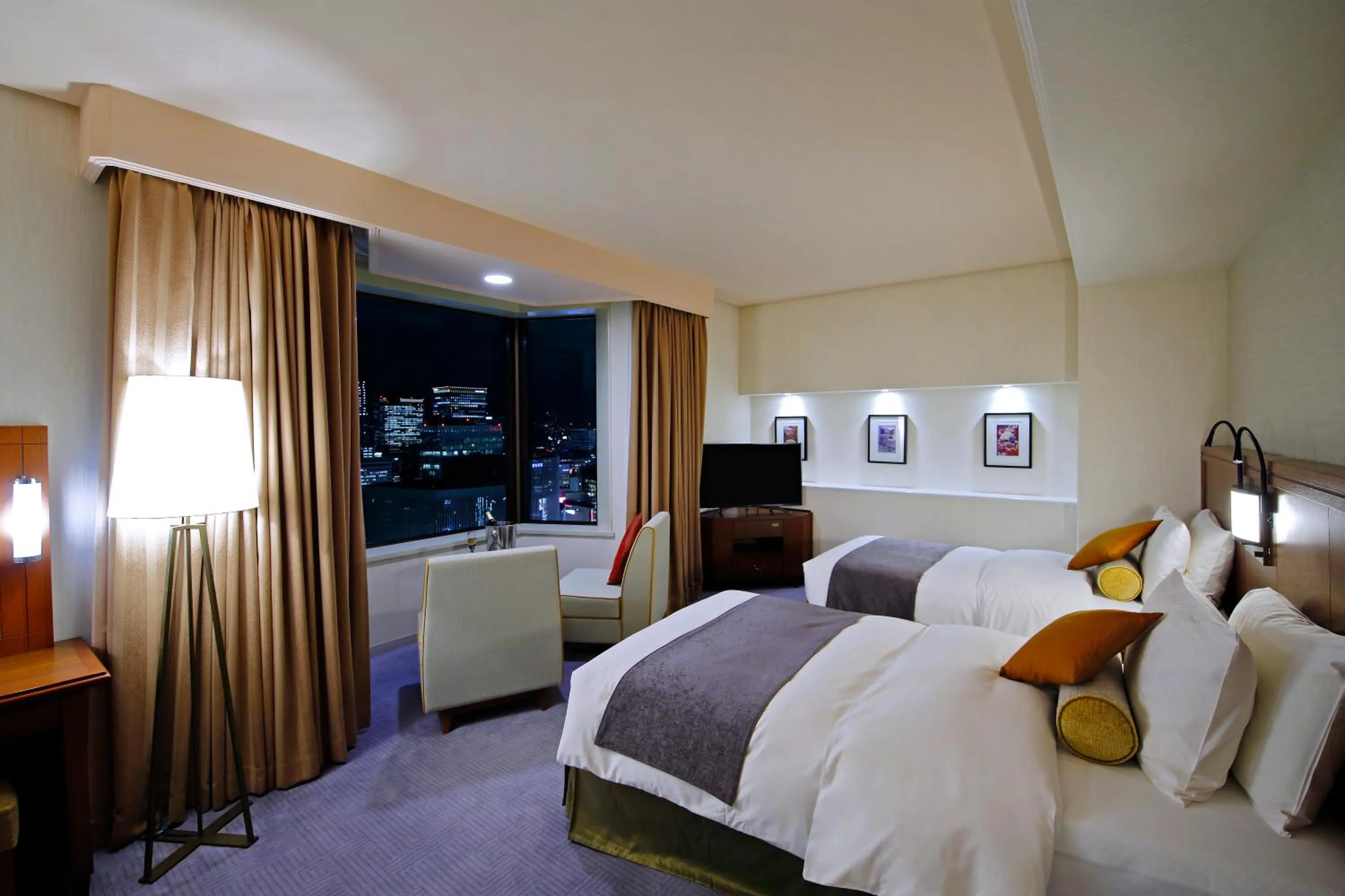 Photo of the whole room, Bed in Imperial Hotel Tokyo