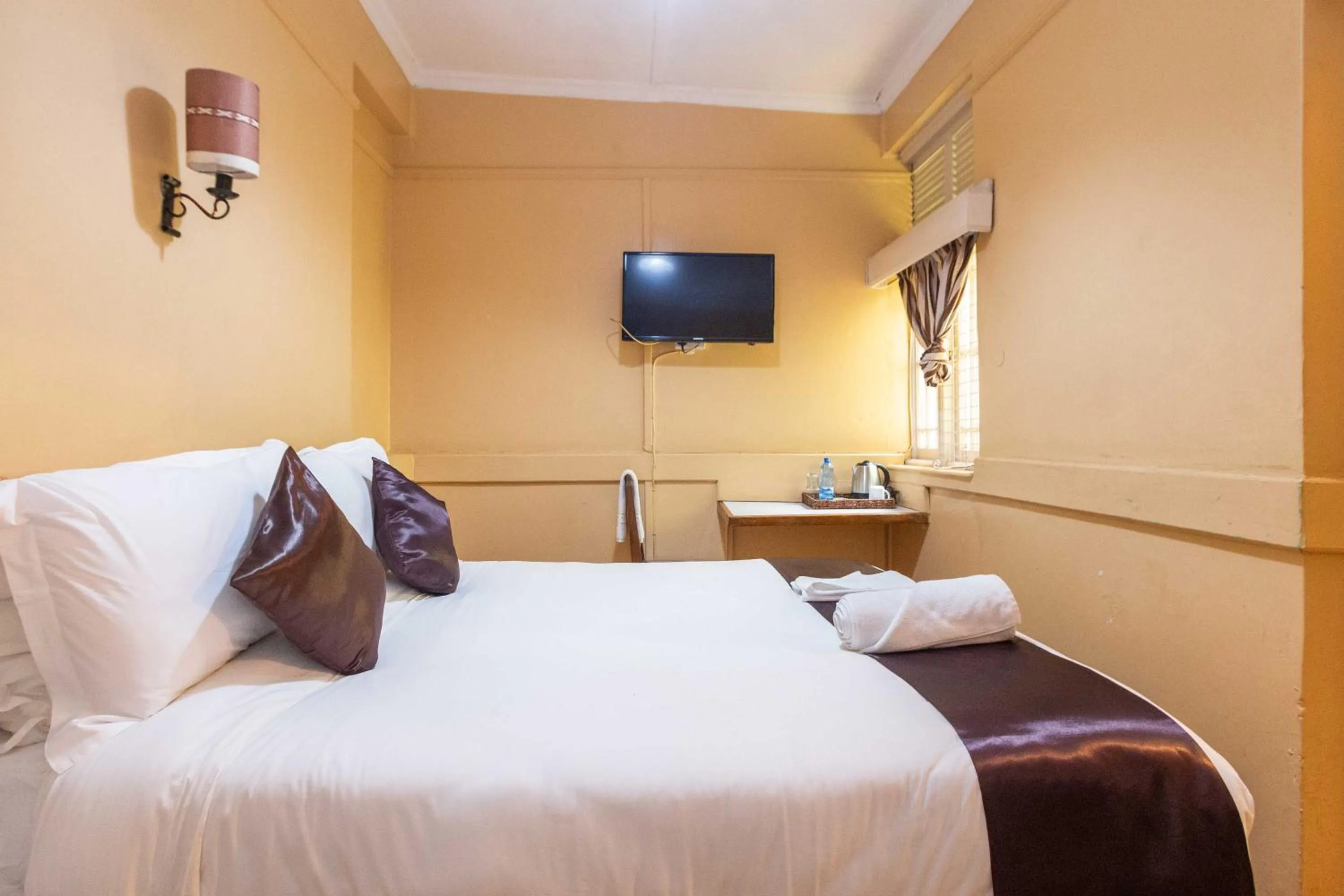 Bedroom, Bed in Impala Hotel Parklands
