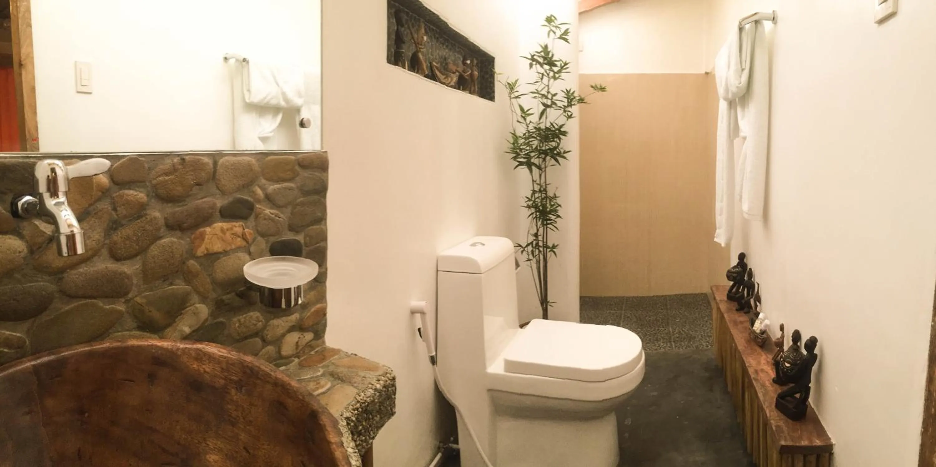 Toilet in Floral Villarosa