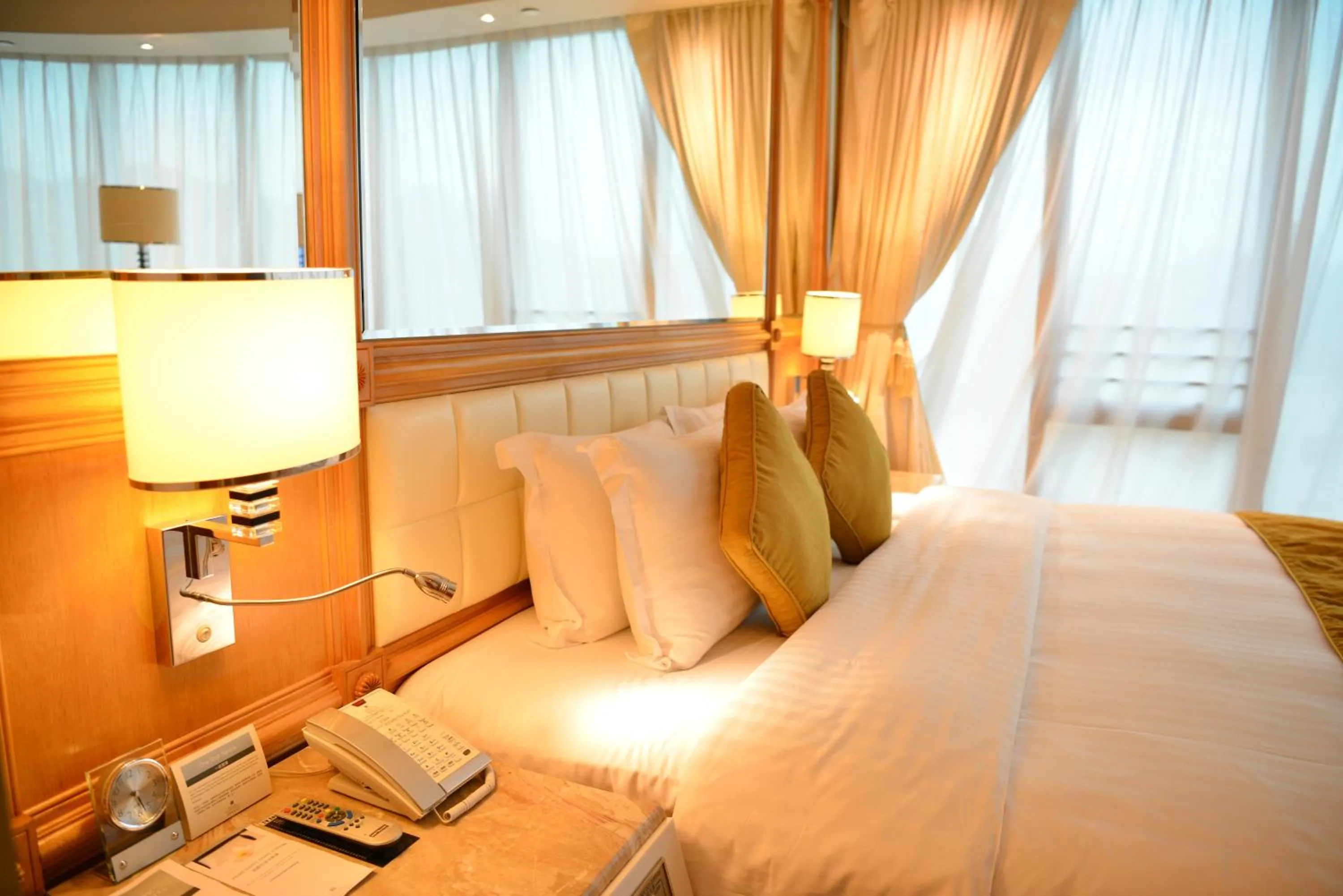 Bedroom, Bed in Regal Hongkong Hotel