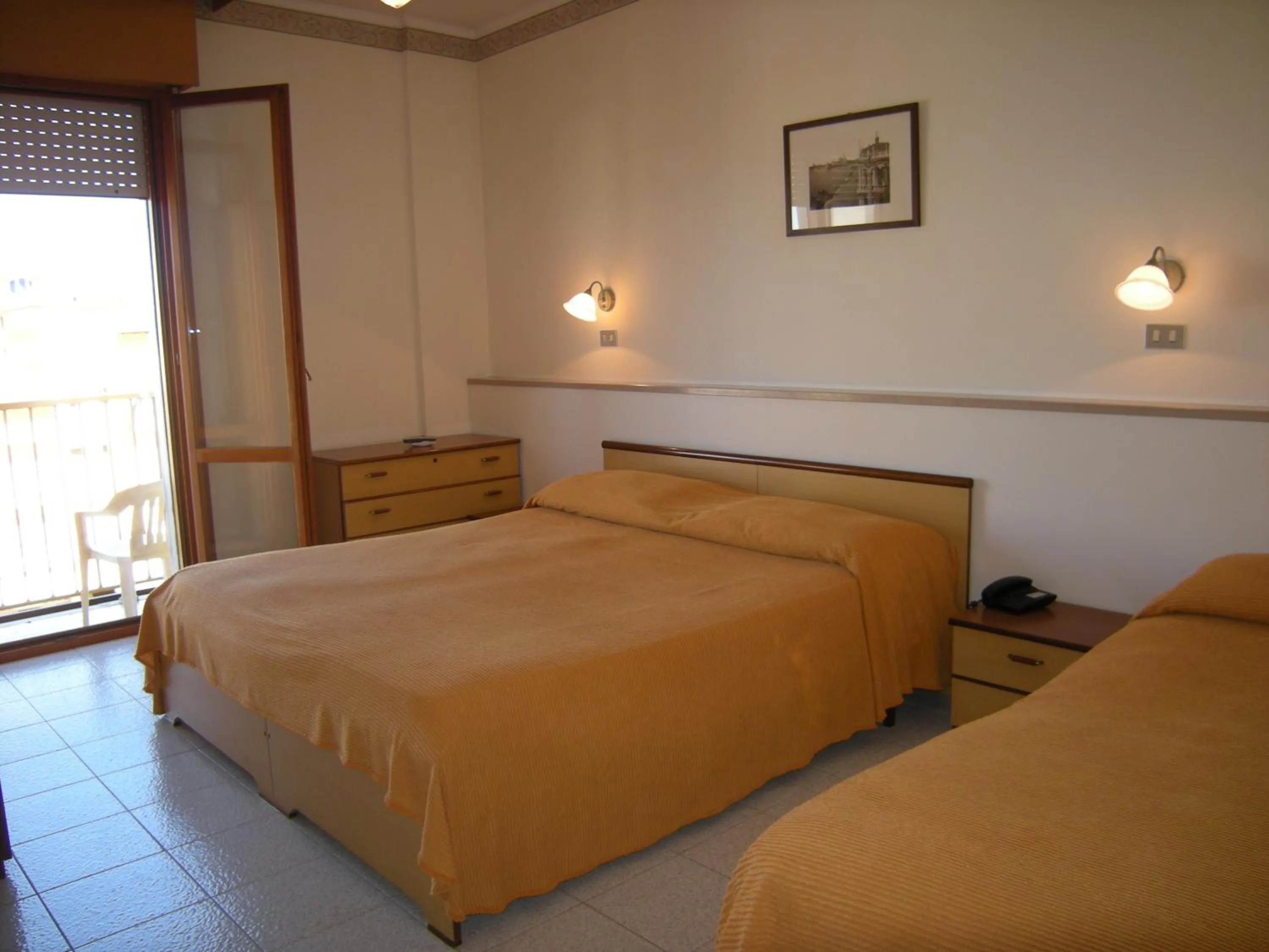 Photo of the whole room, Bed in Hotel Continental