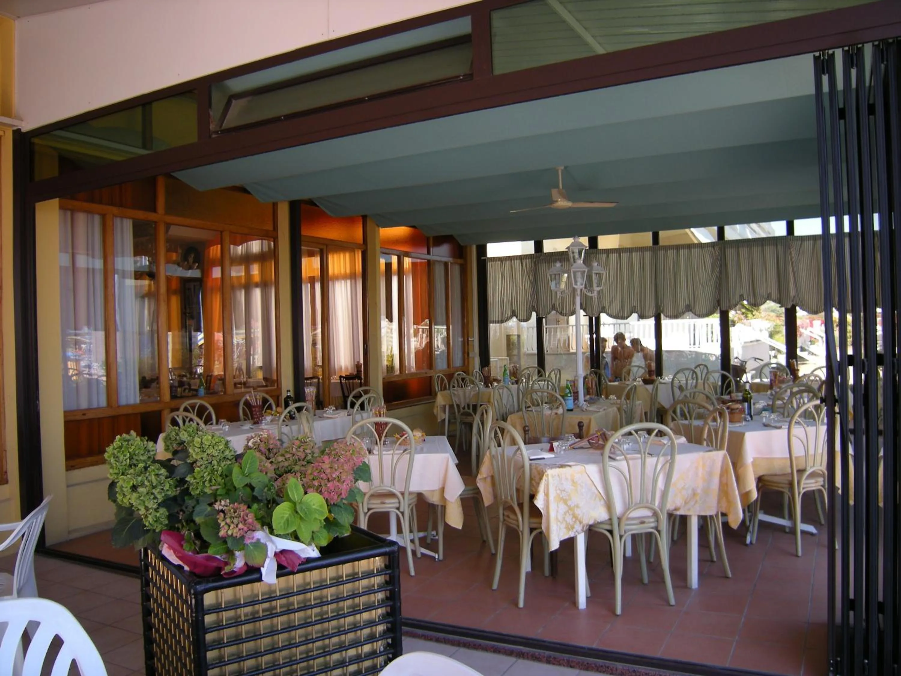 Restaurant/places to eat in Hotel Continental