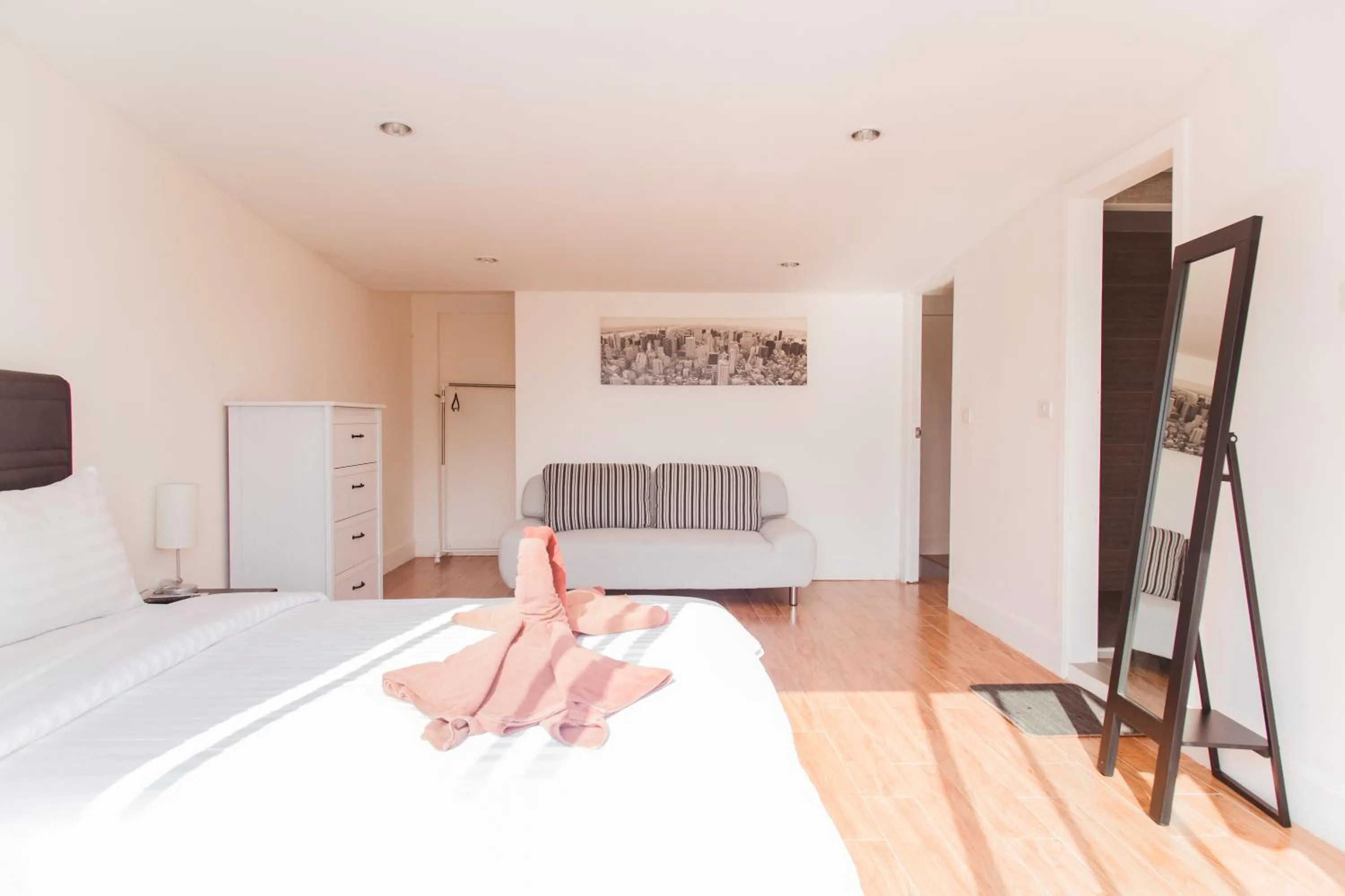 Photo of the whole room, Bed in Pandora