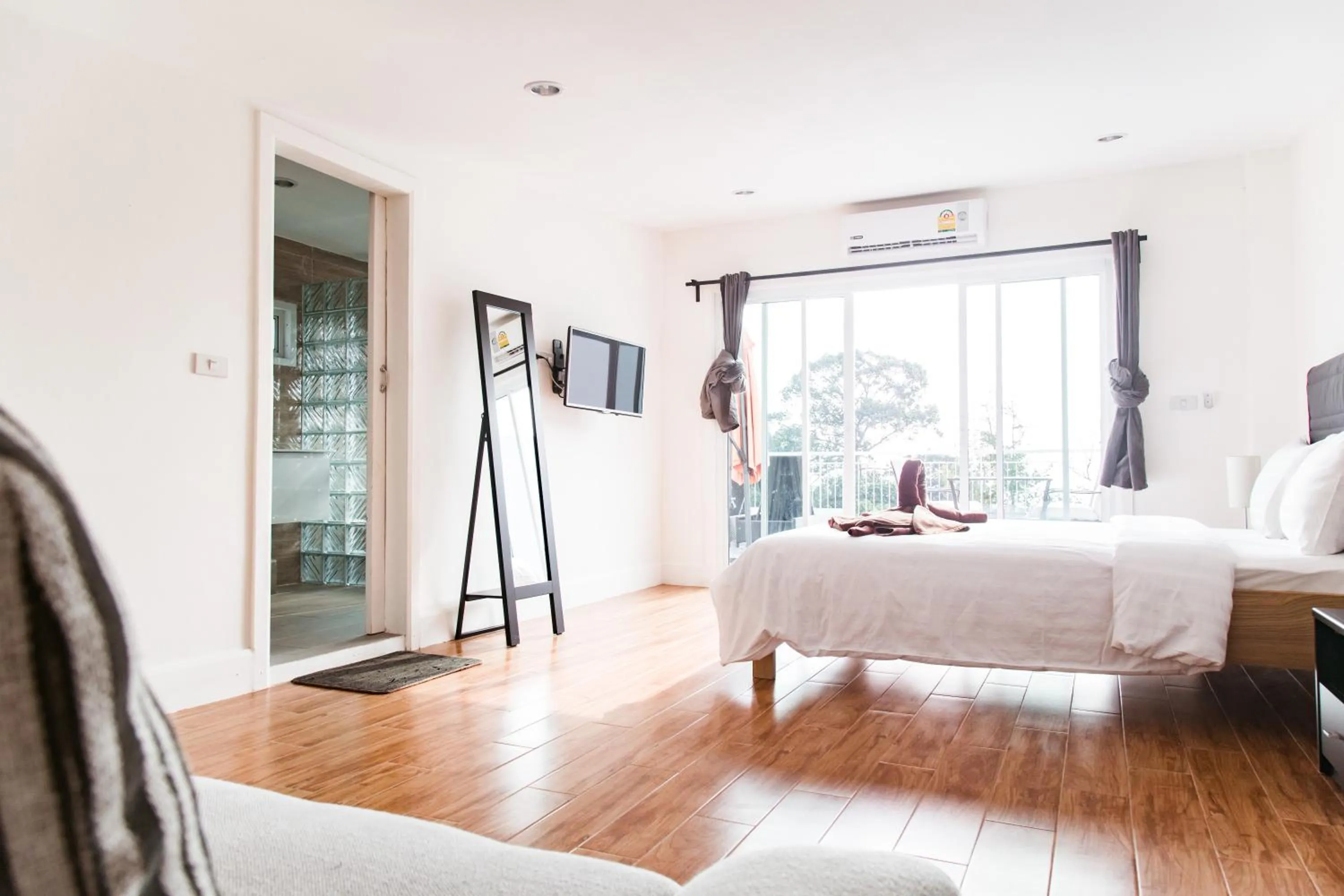 Photo of the whole room, Bed in Pandora