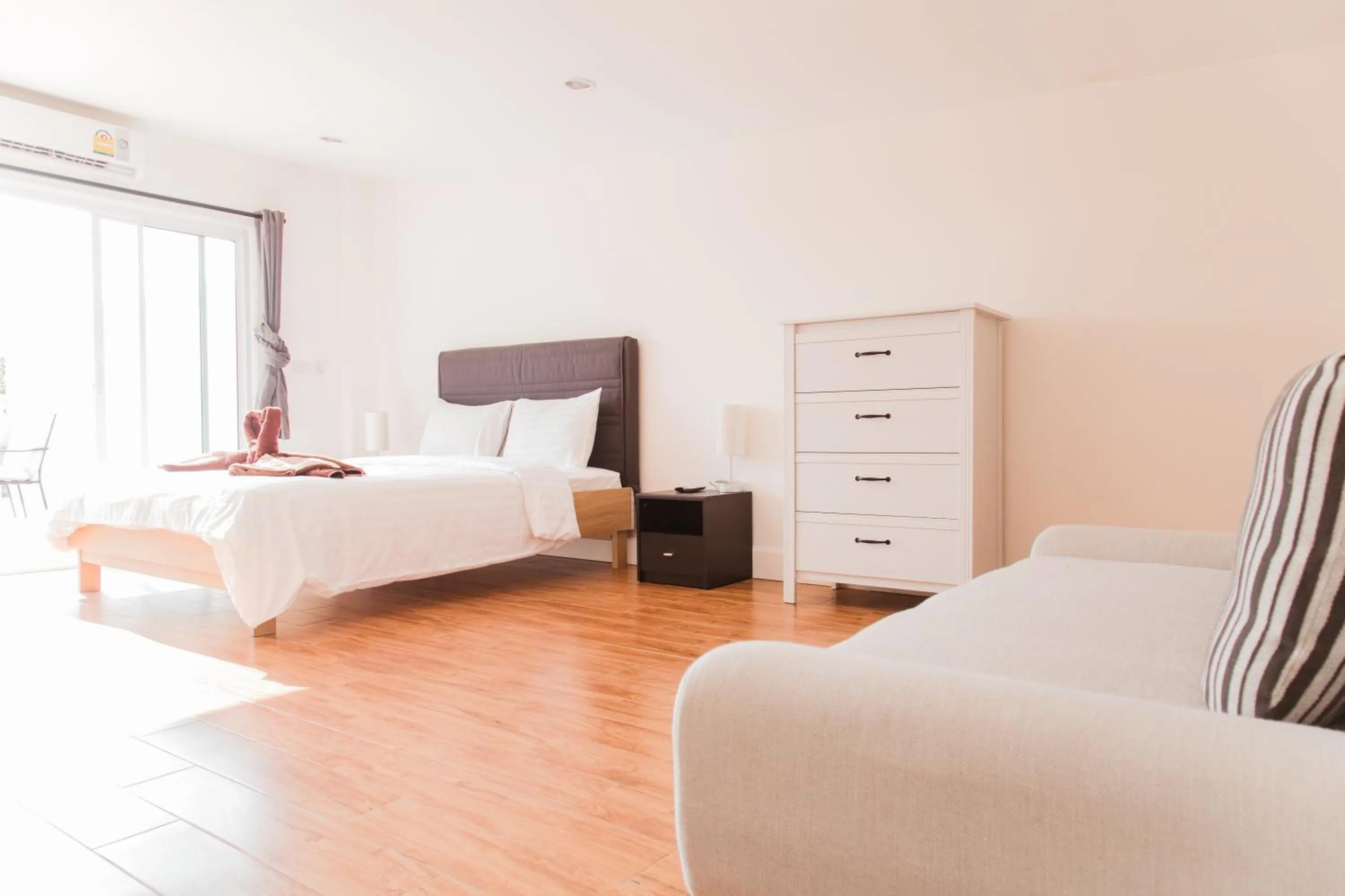 Photo of the whole room, Bed in Pandora