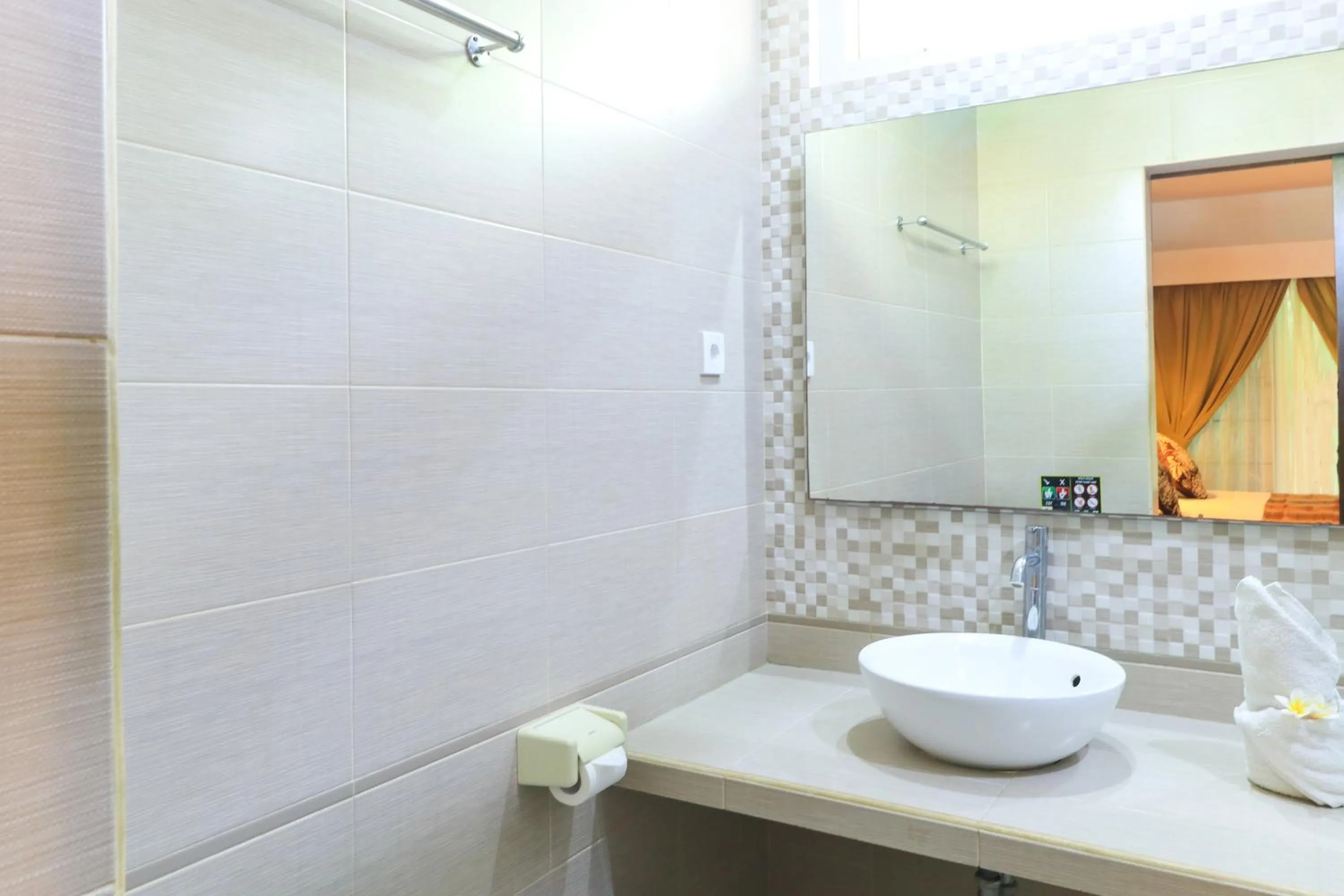 Shower in Ayu Lili Garden Hotel Kuta