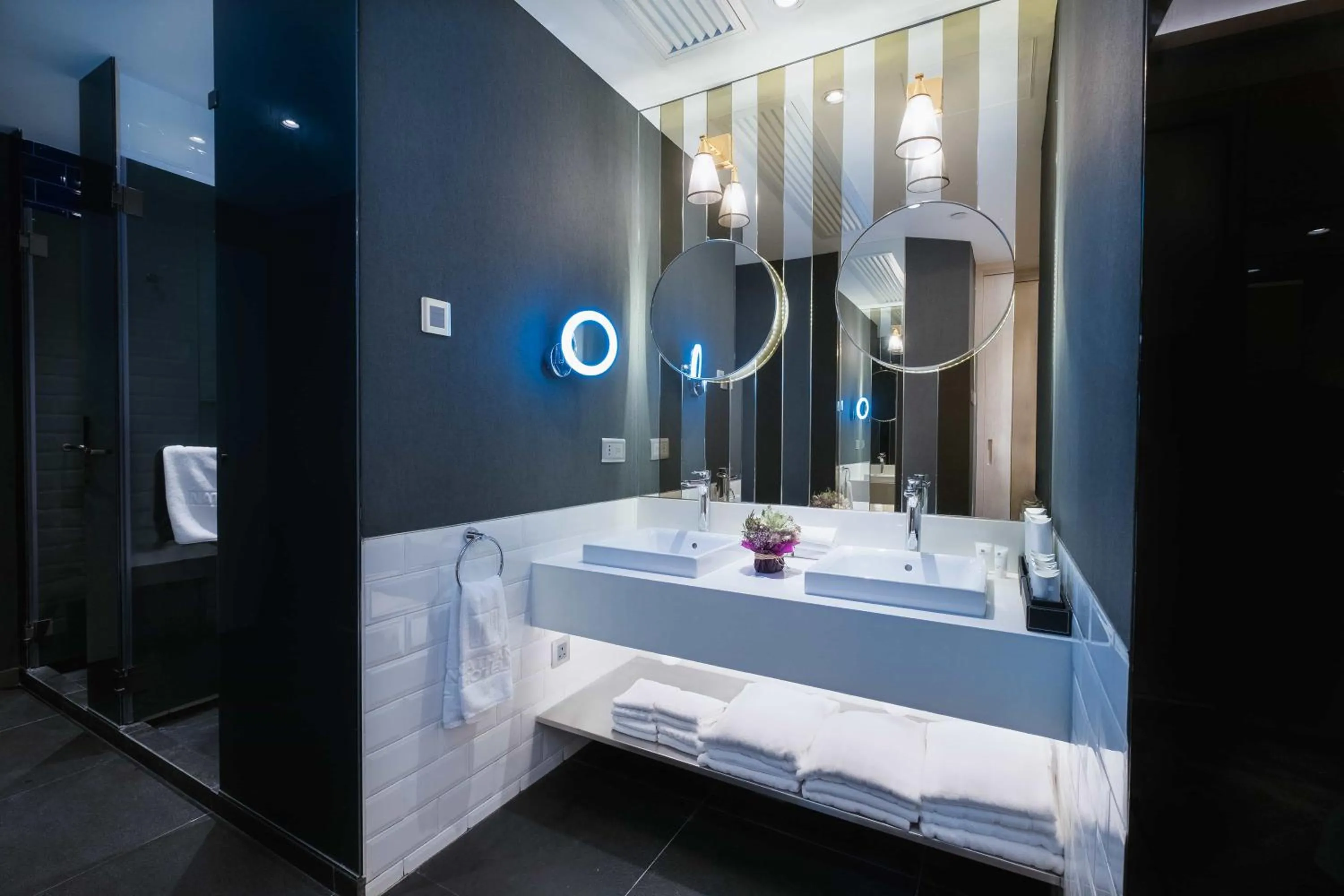 Toilet, Bed in Nathan Hotel