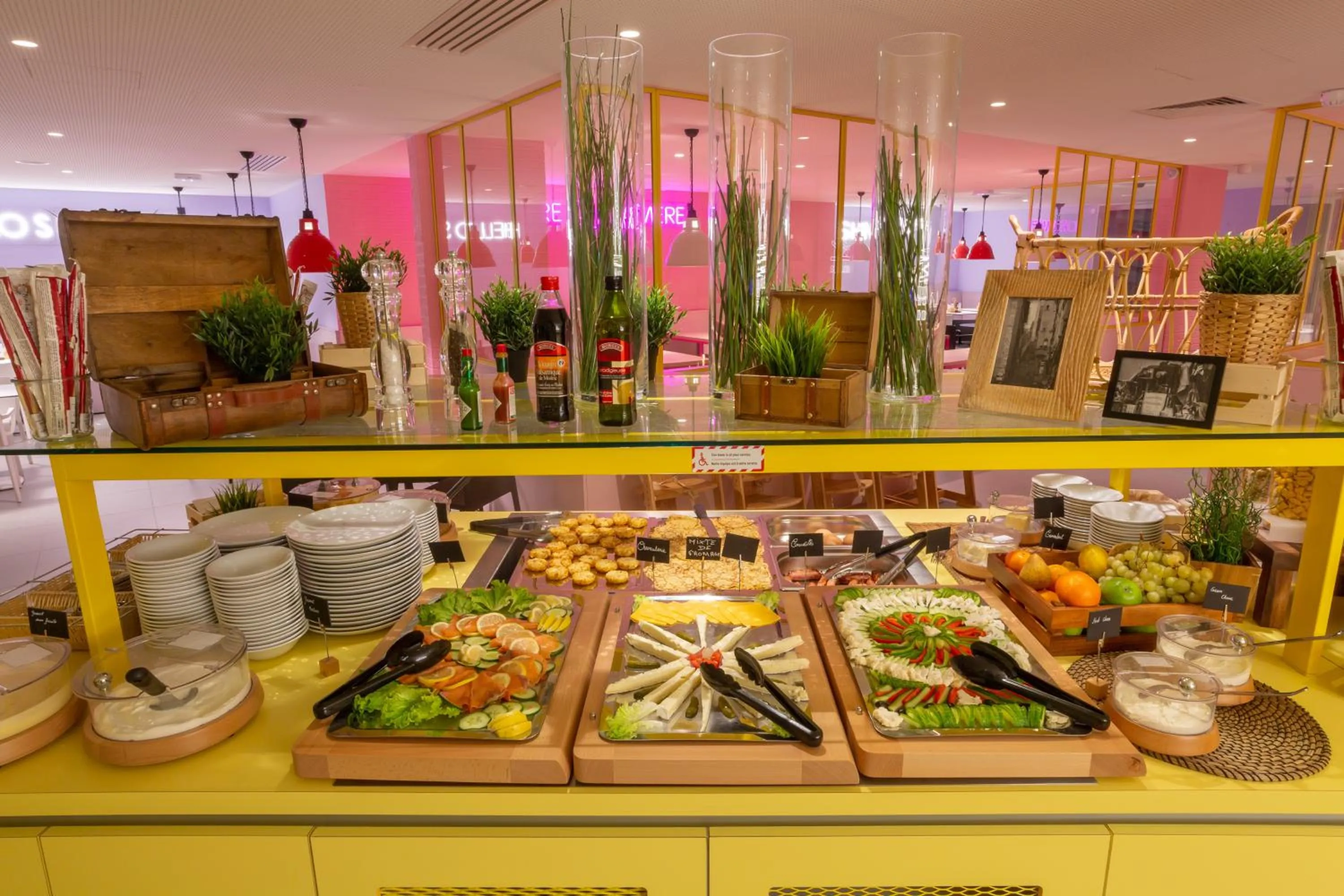 Restaurant/places to eat in MEININGER Hotel Lyon Centre Berthelot