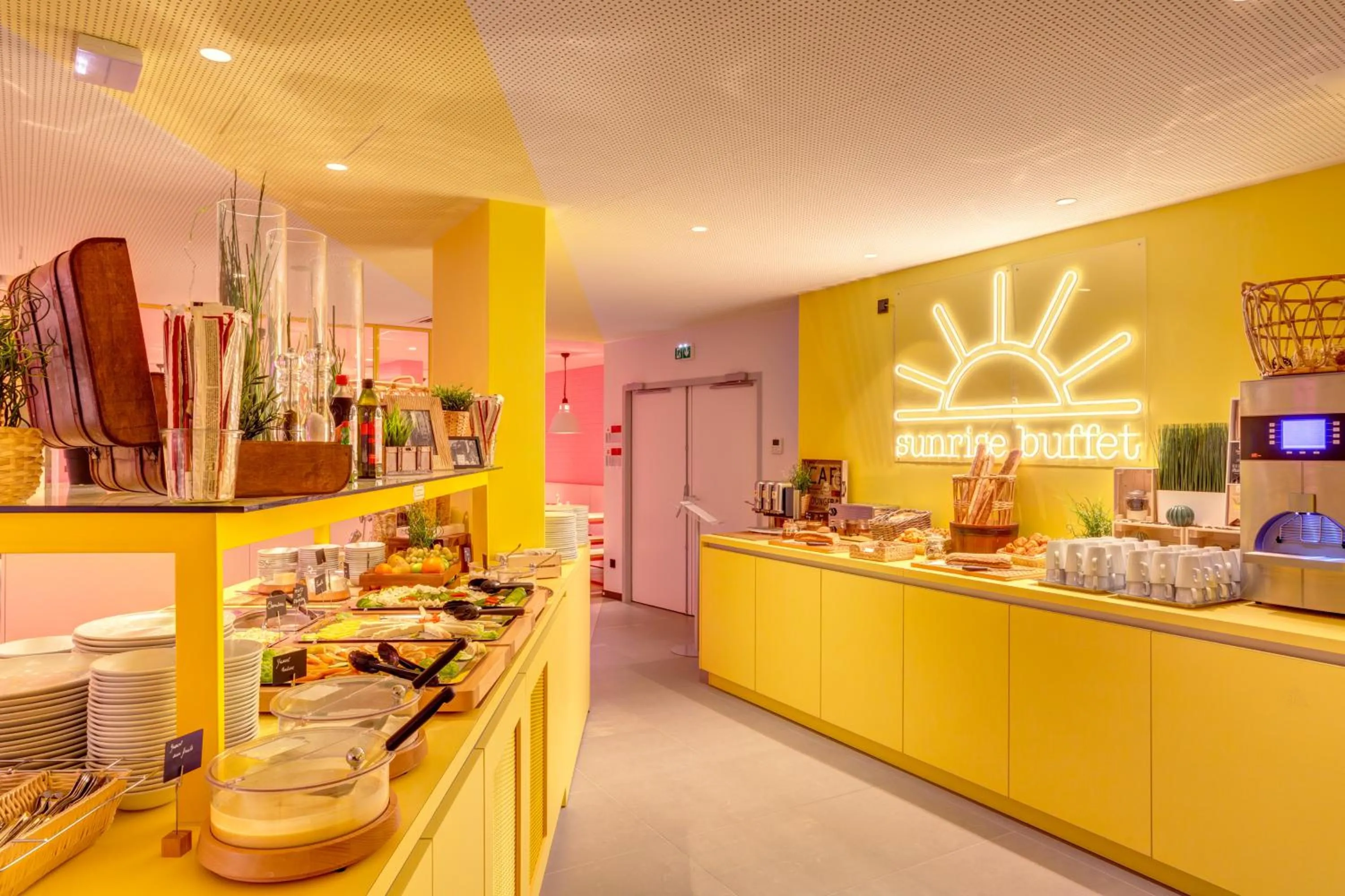 Restaurant/places to eat in MEININGER Hotel Lyon Centre Berthelot