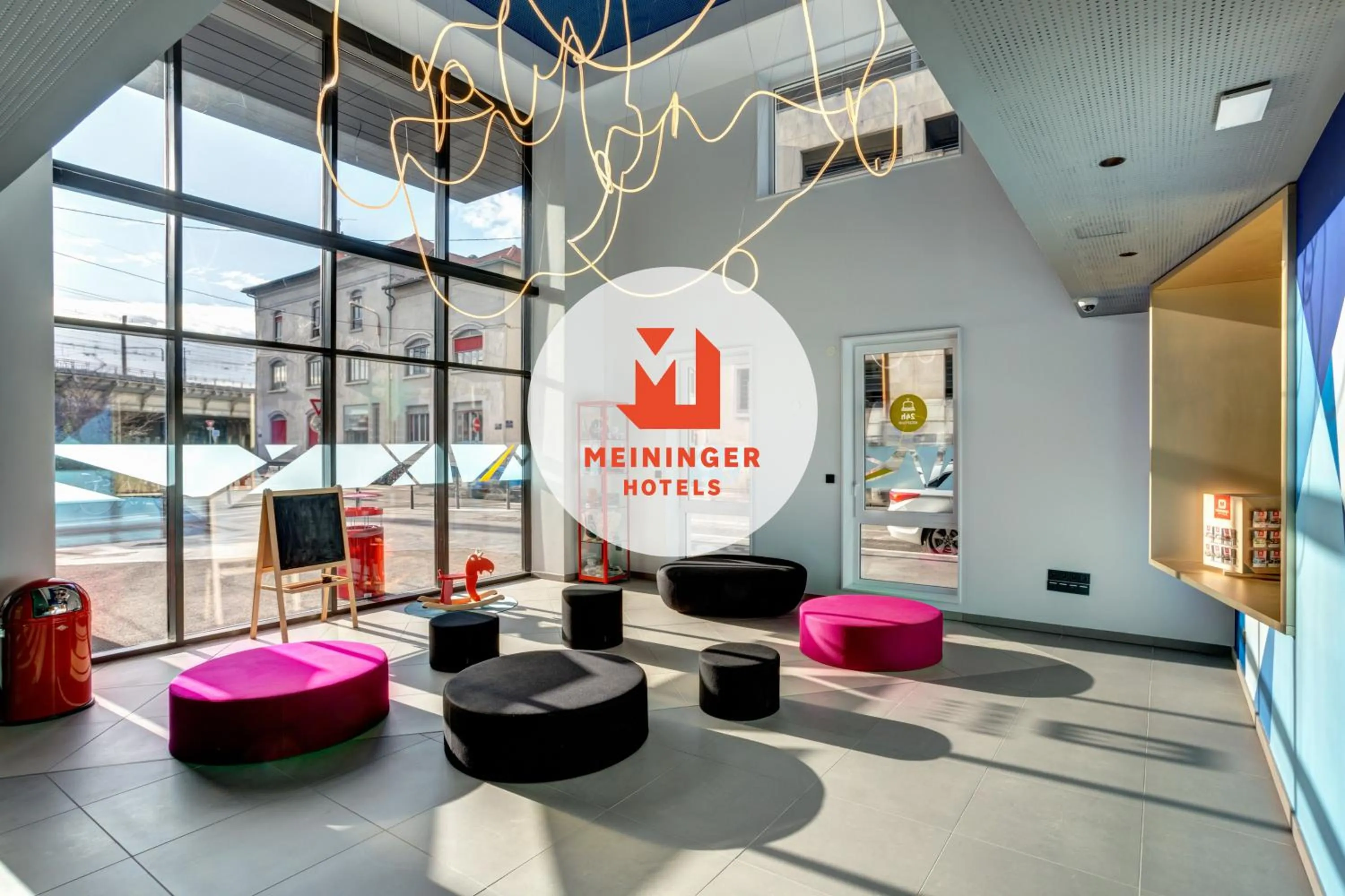 Lounge or bar in MEININGER Hotel Lyon Centre Berthelot