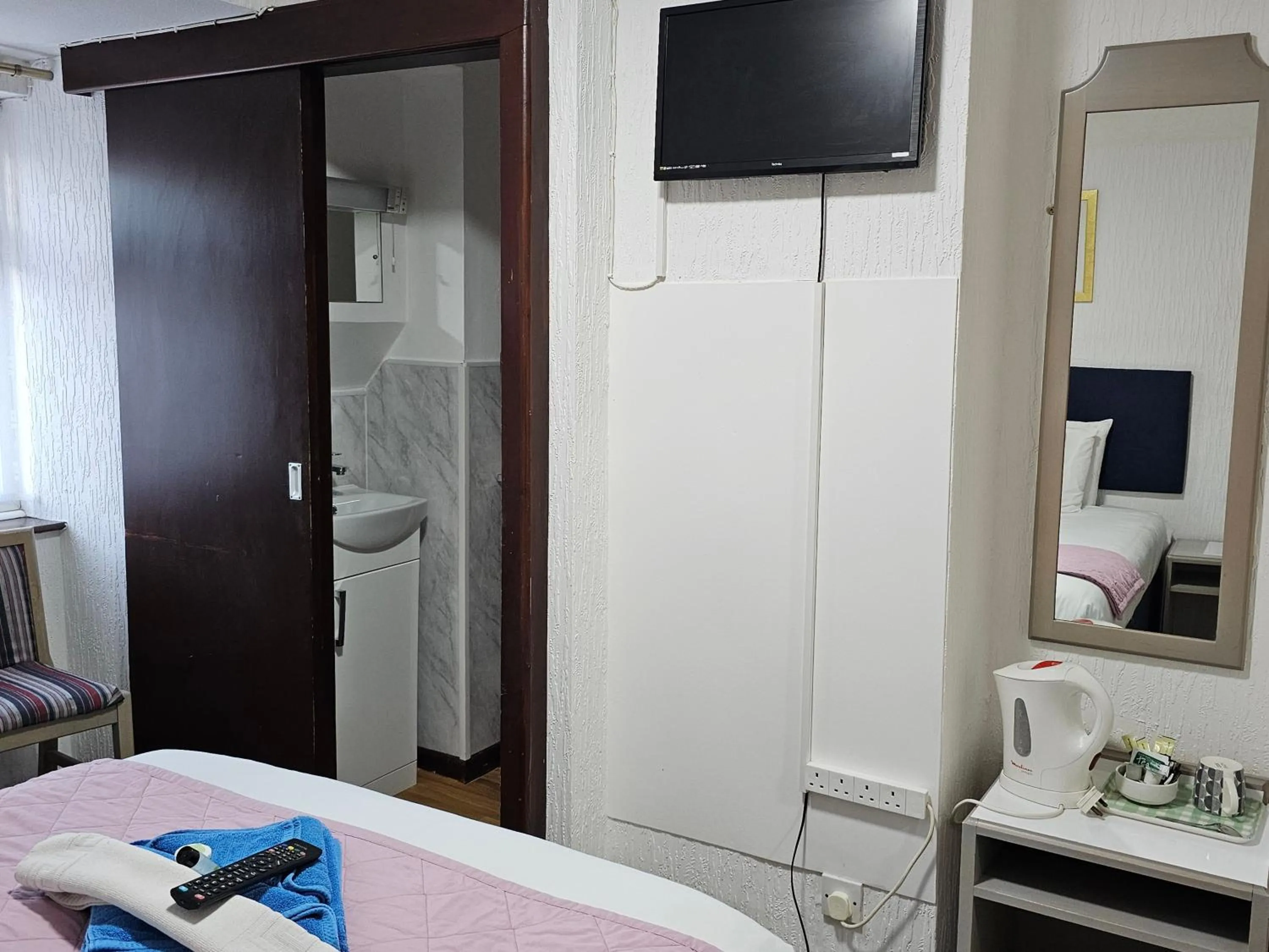 Bedroom, Bed in Collingwood Hotel