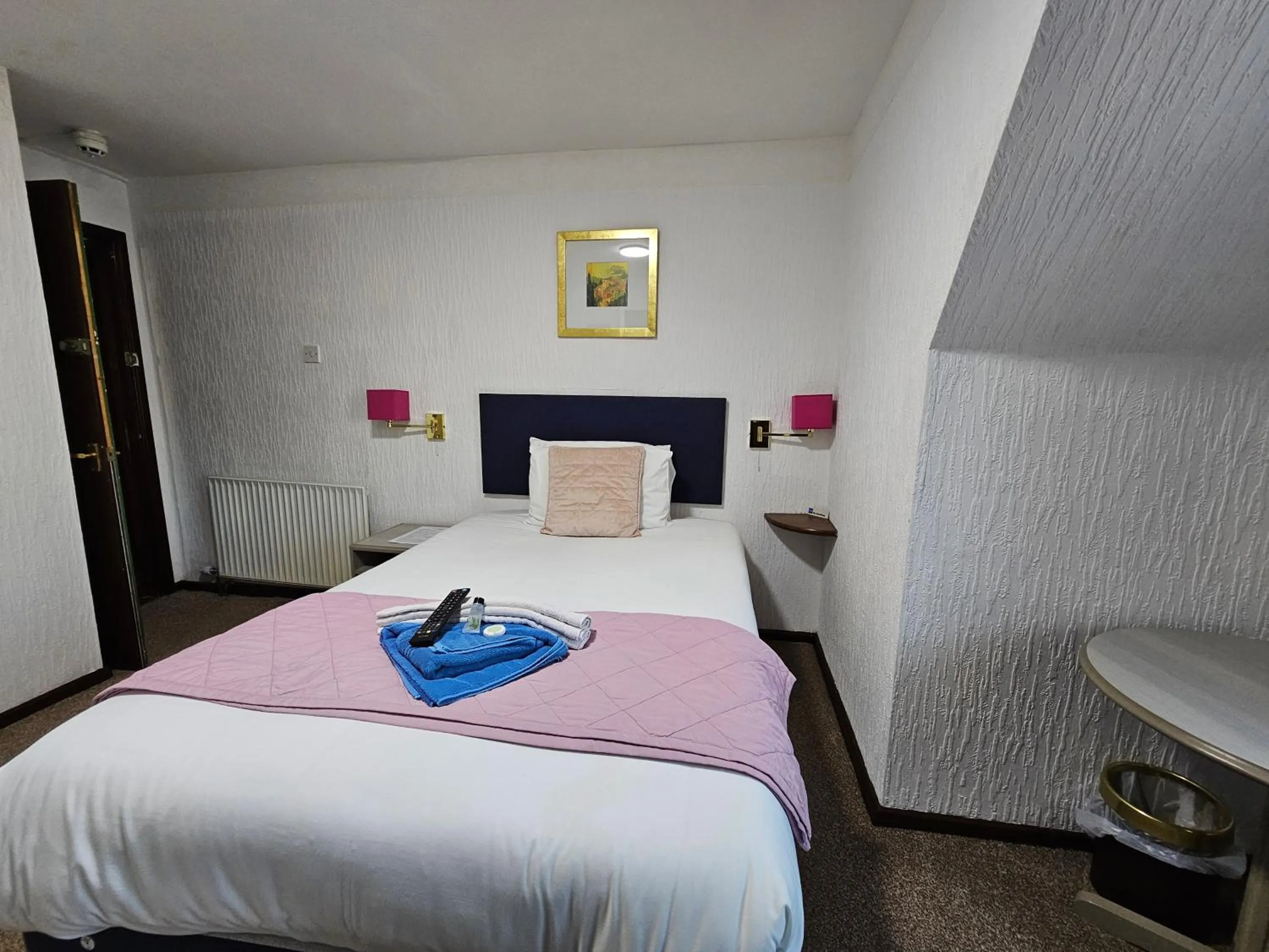 Bedroom, Bed in Collingwood Hotel