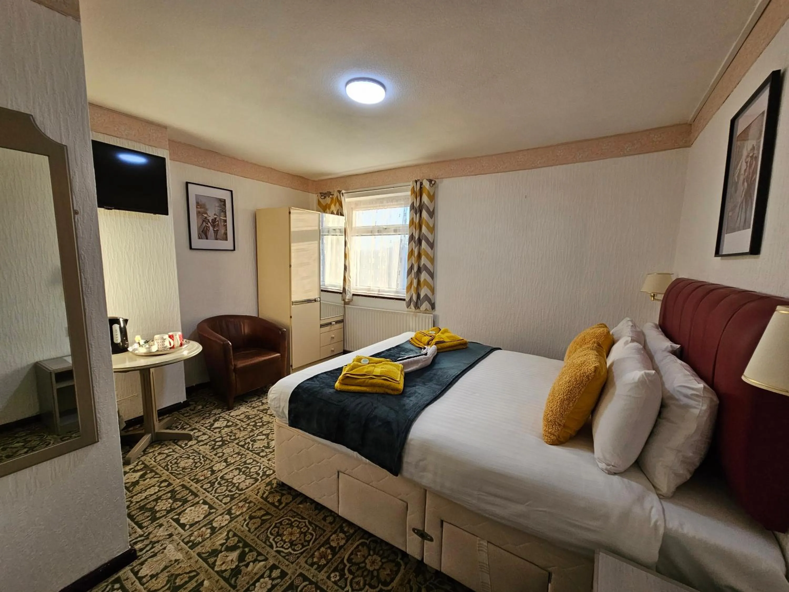 Photo of the whole room, Bed in Collingwood Hotel