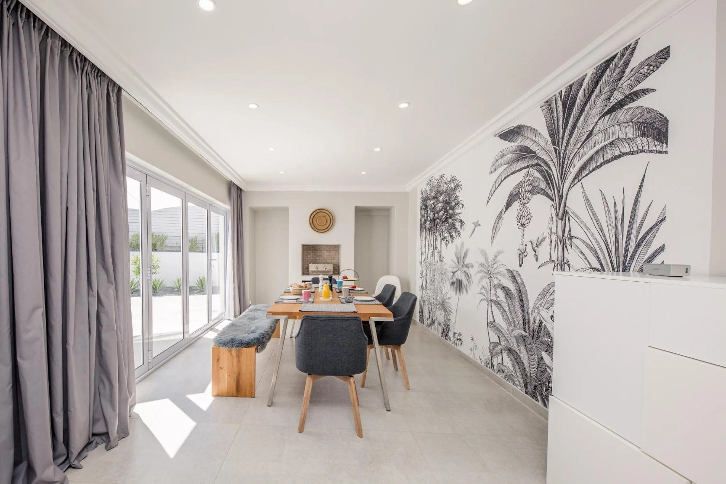 Restaurant/places to eat in The Little Palm