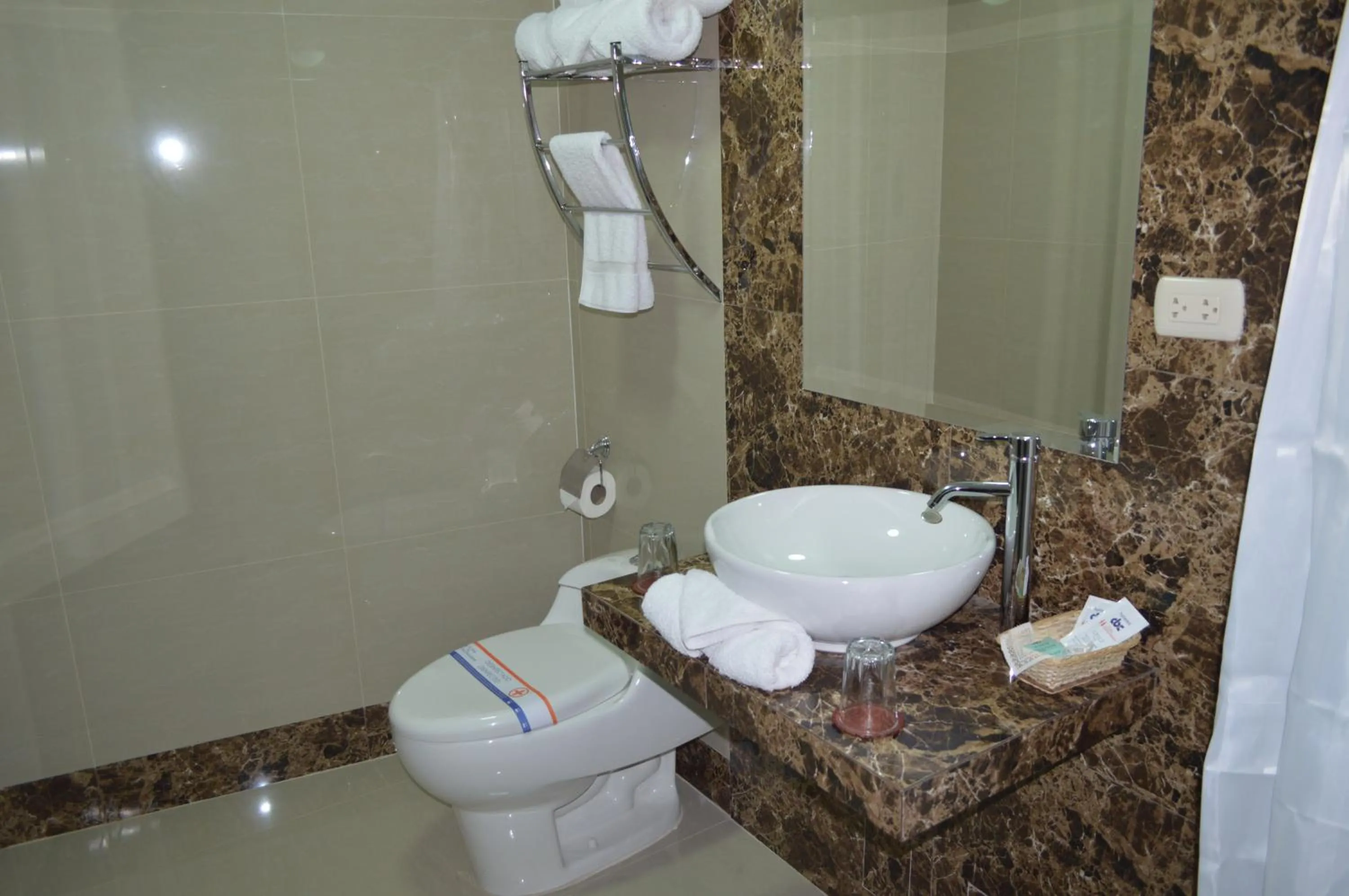 Toilet in Hotel Casa Campesina