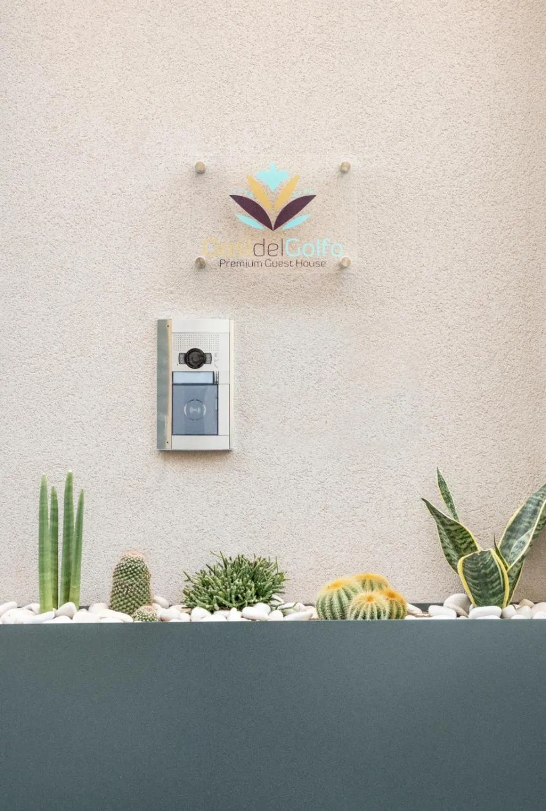 Facade/entrance in Oasi del Golfo Suites B&B