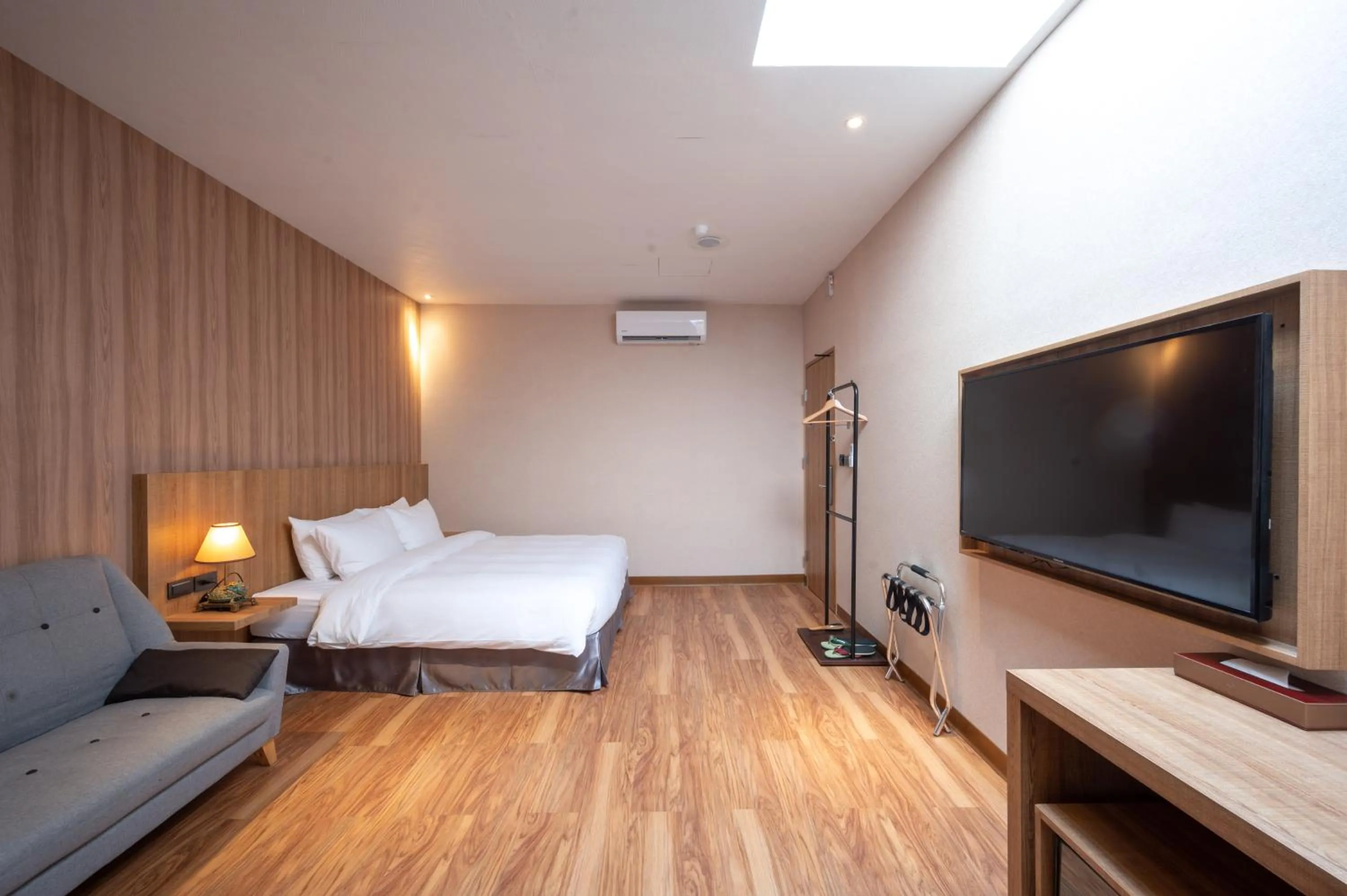 Bed in Yunoyado Onsen Hot Spring Hotel Deyang