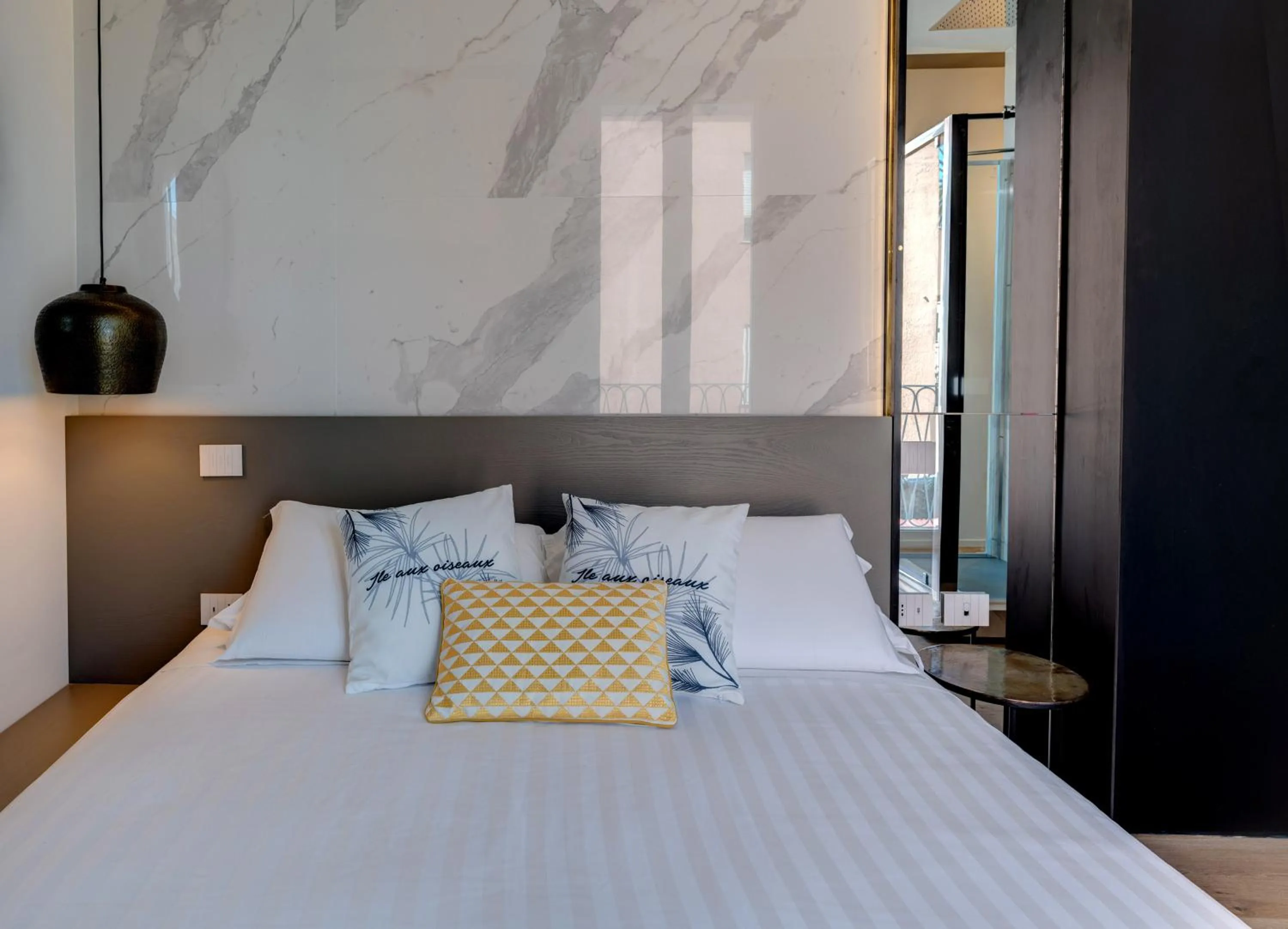 Bed in Le Palmette Suites