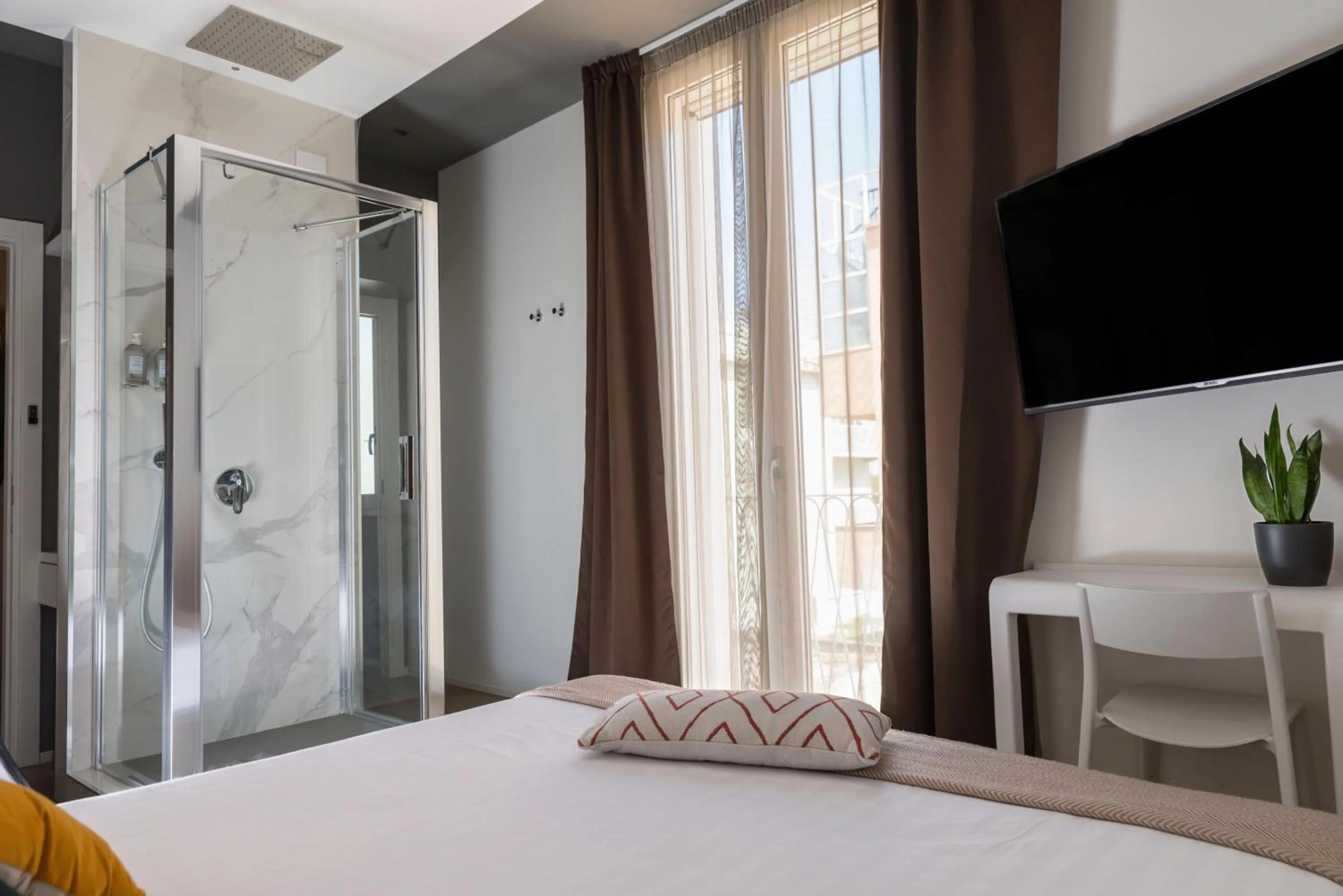 Shower, Bed in Le Palmette Suites