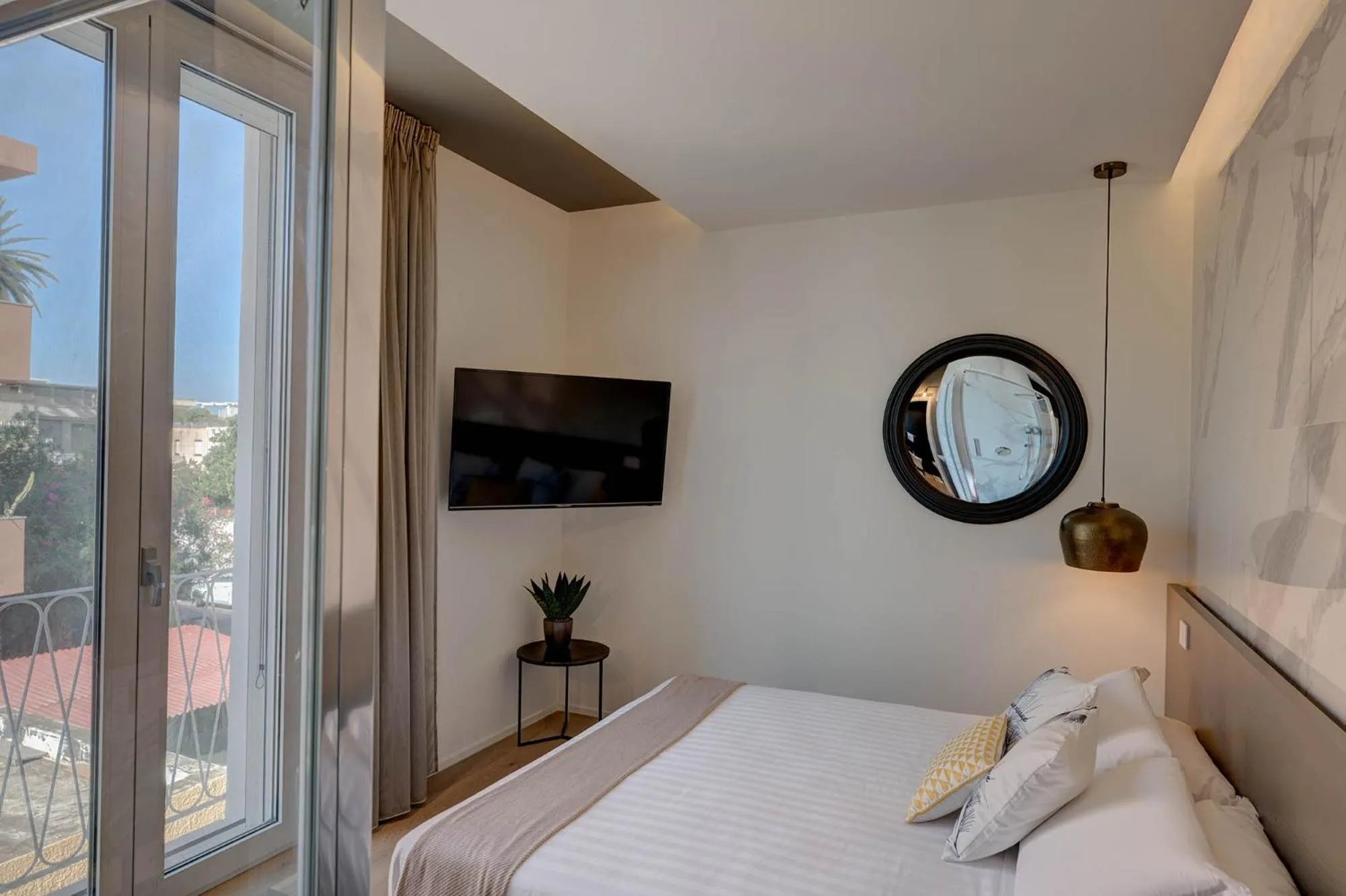 Inner courtyard view, Bed in Le Palmette Suites