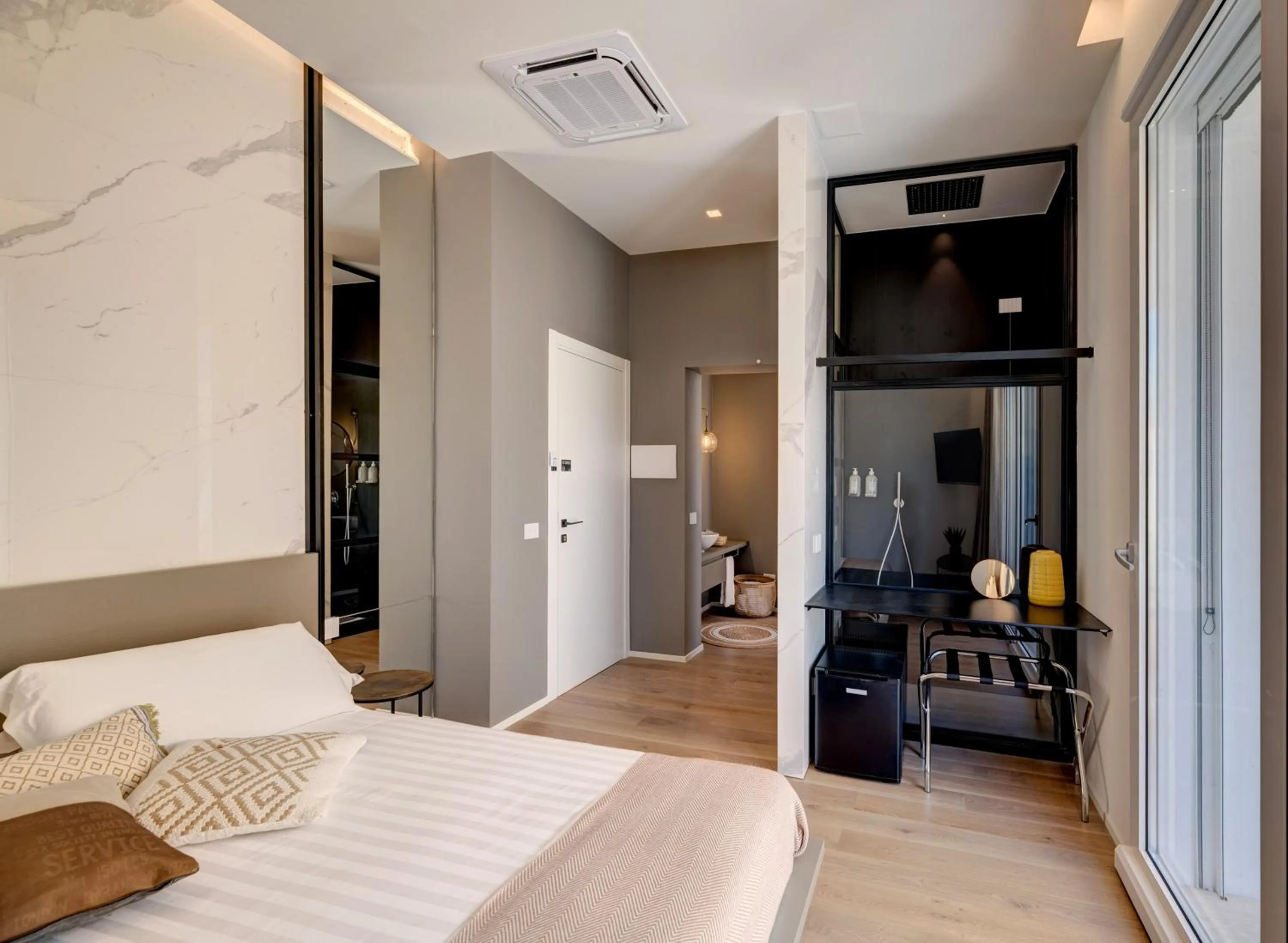 Shower, Bed in Le Palmette Suites