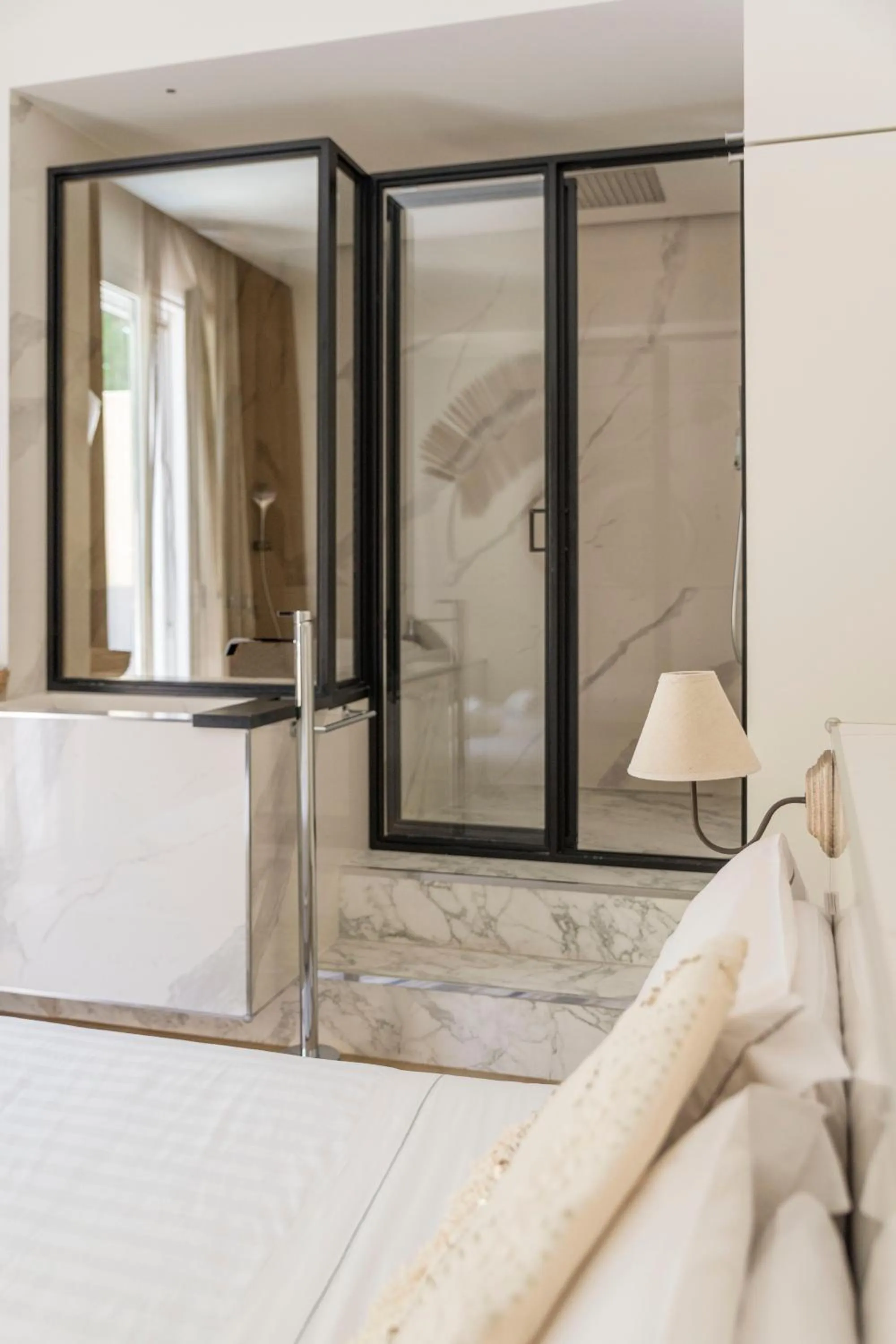 Shower, Bed in Le Palmette Suites