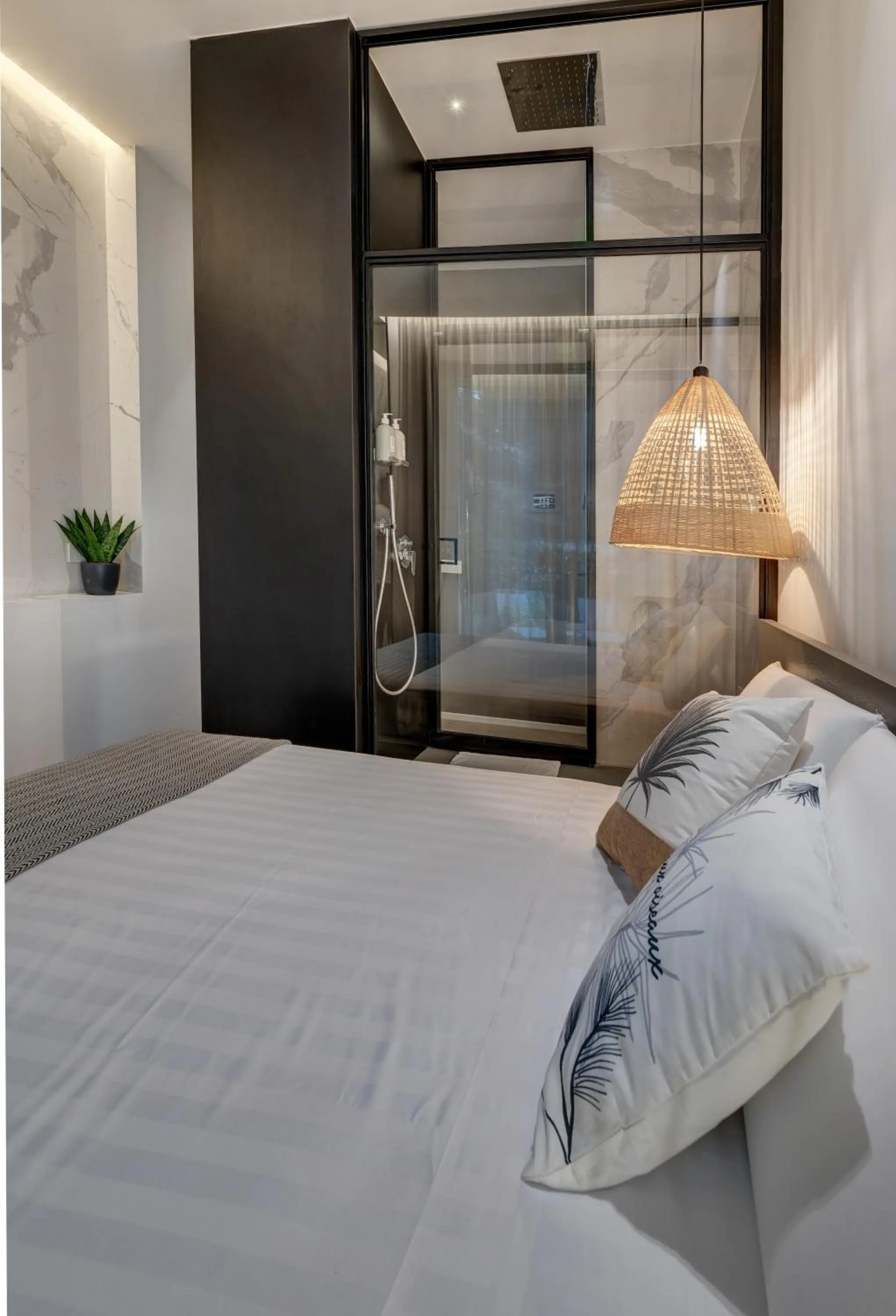 Shower, Bed in Le Palmette Suites