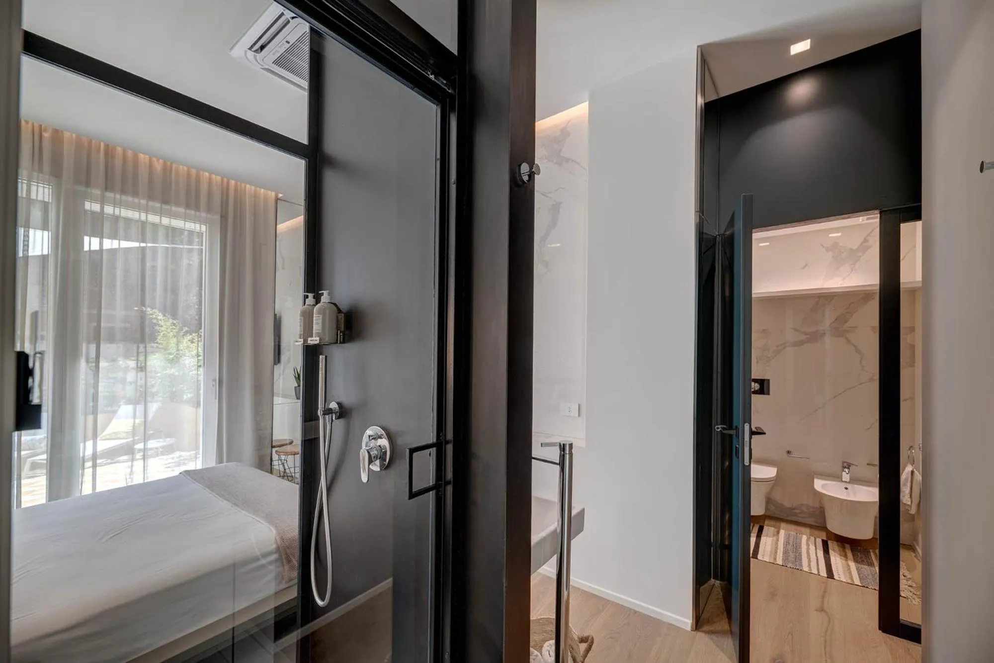 Toilet, Bed in Le Palmette Suites