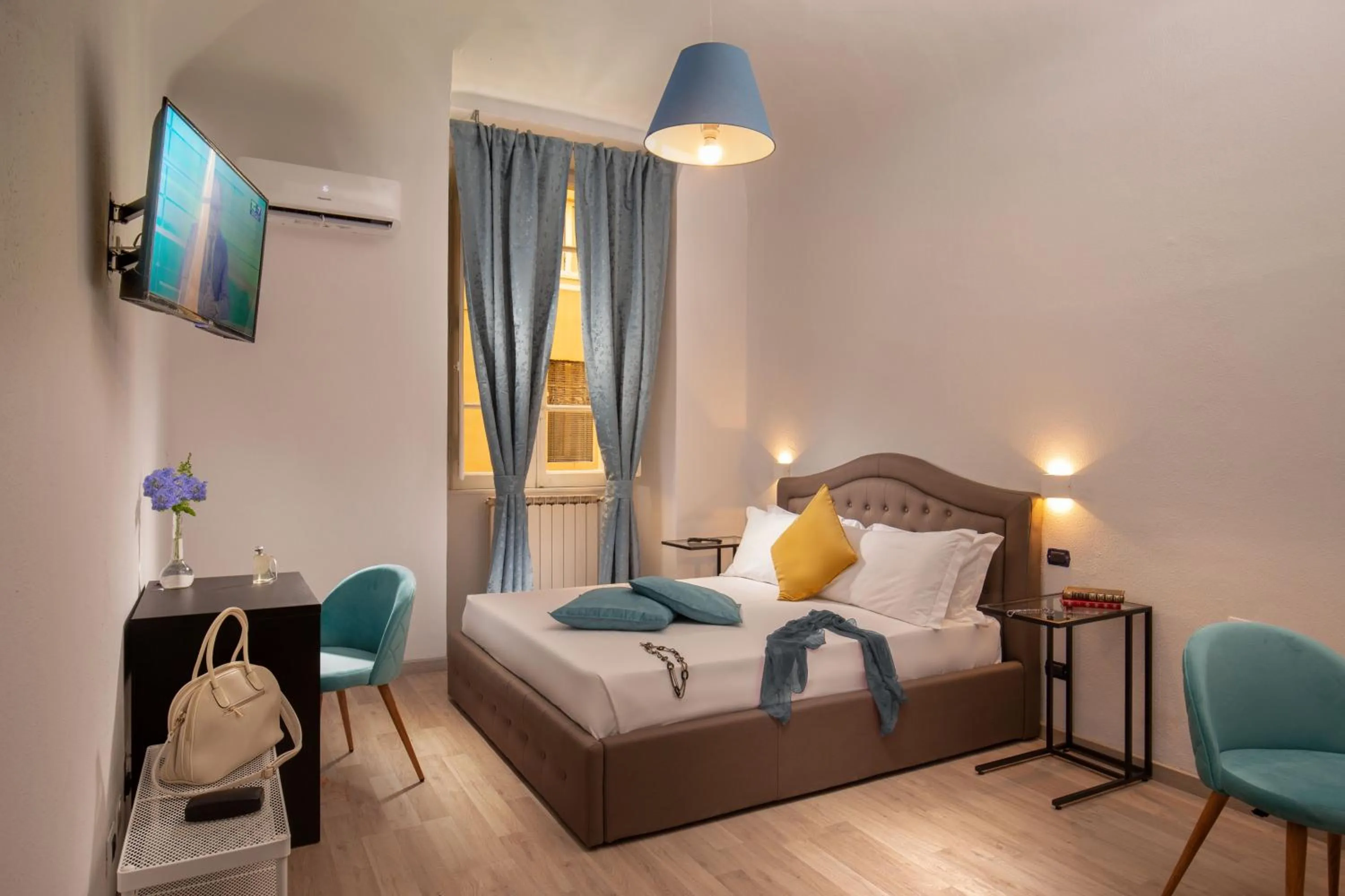 Bed in The Shell Rome Suite