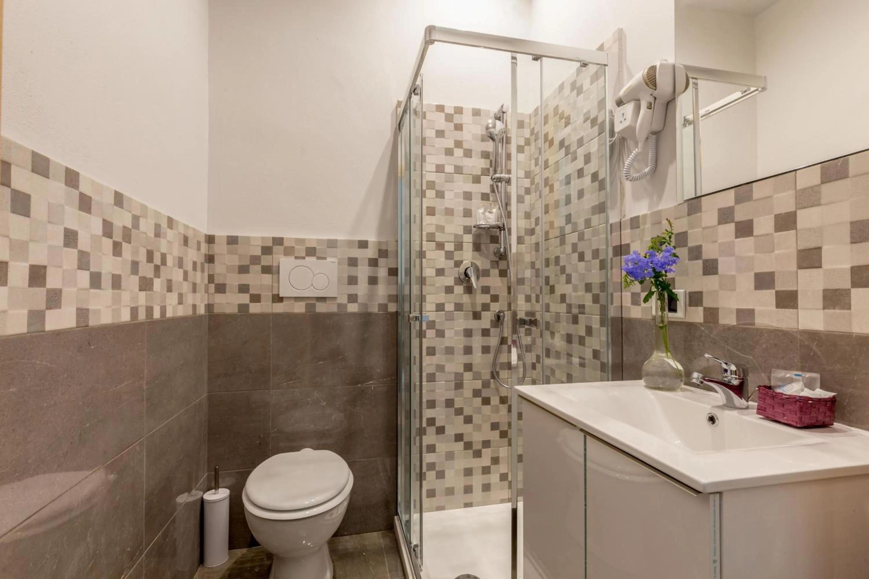 Shower in The Shell Rome Suite