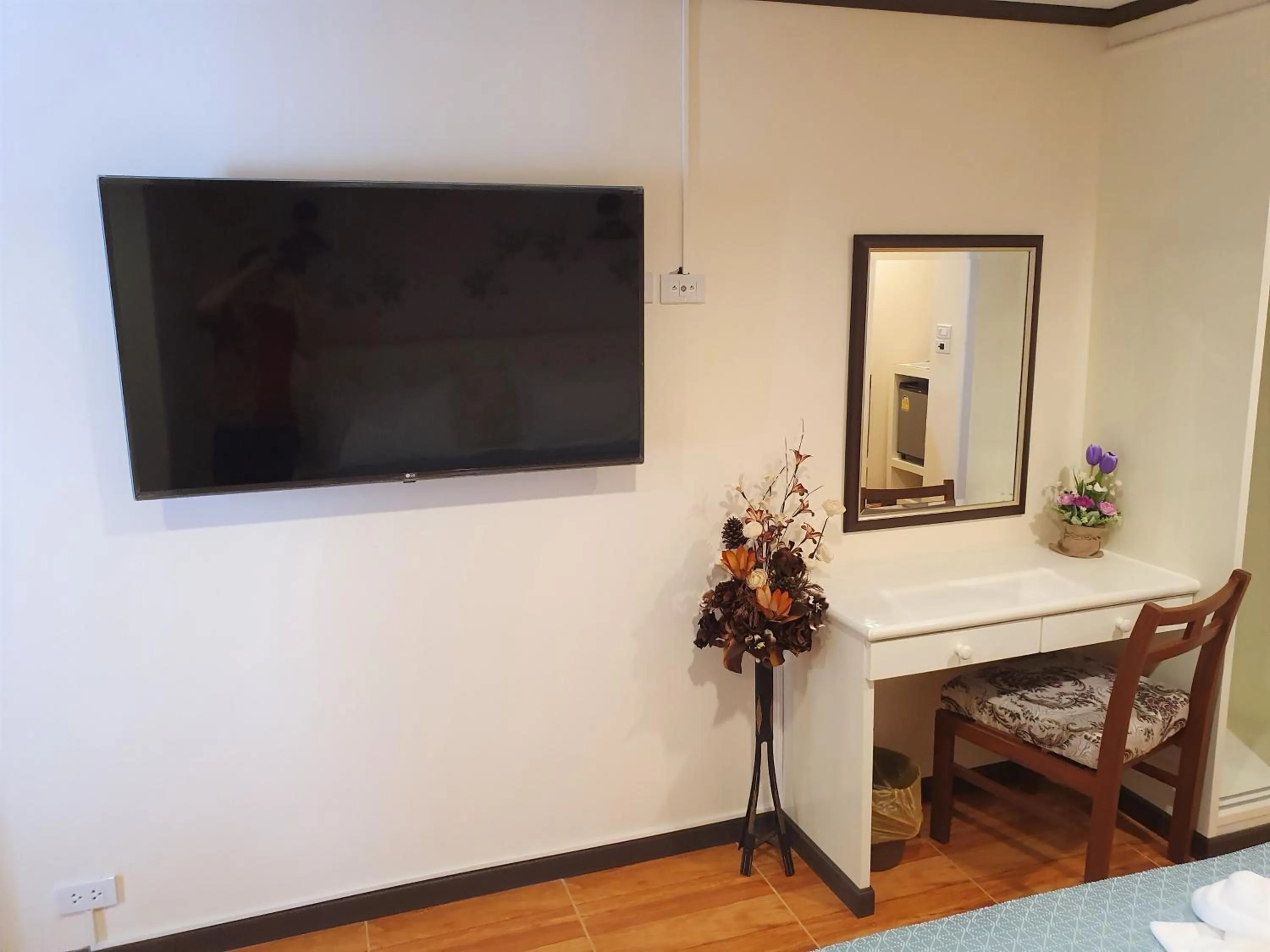 Communal lounge/ TV room in Cana Boutique Hotel