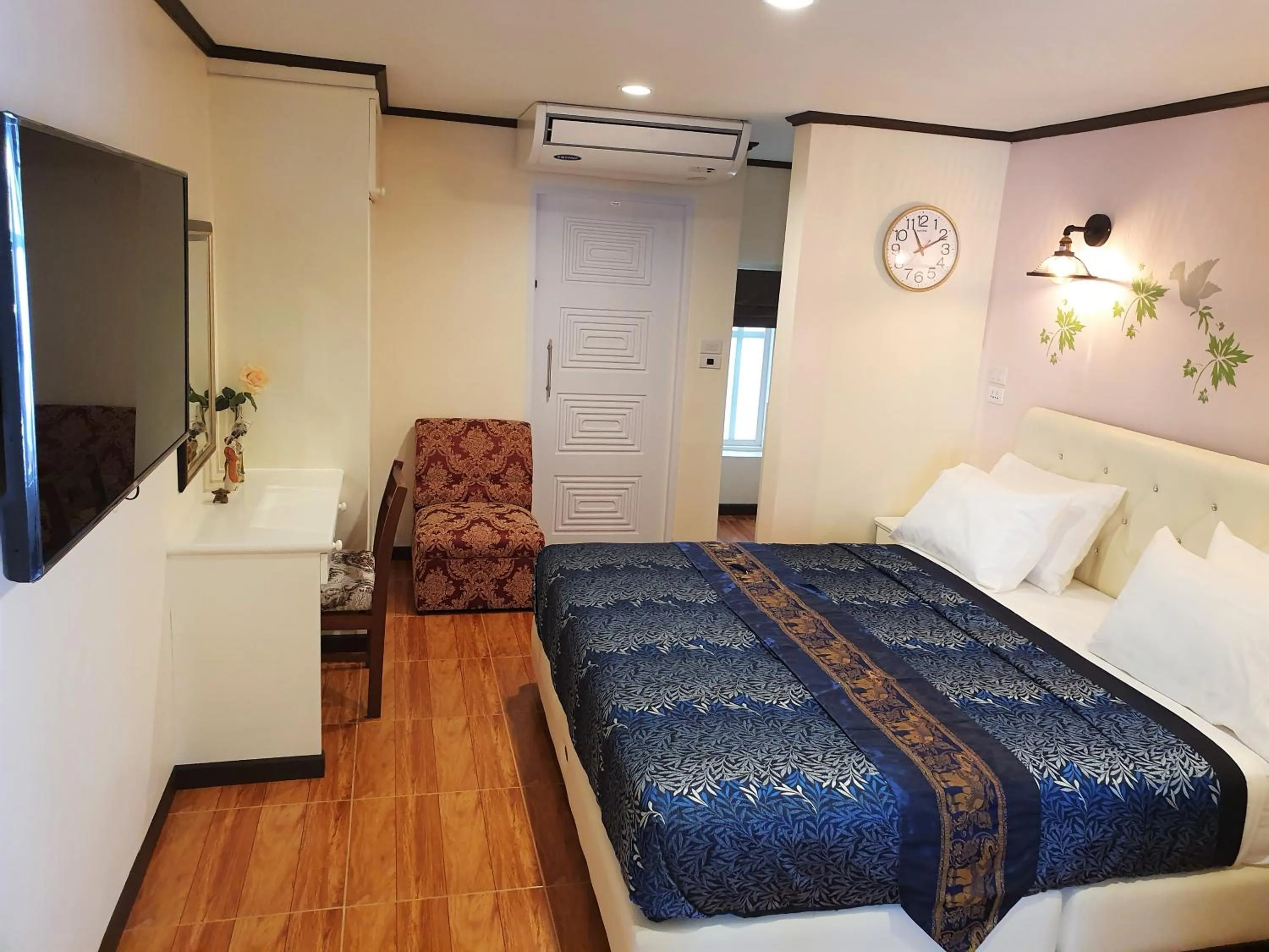 Photo of the whole room, Bed in Cana Boutique Hotel