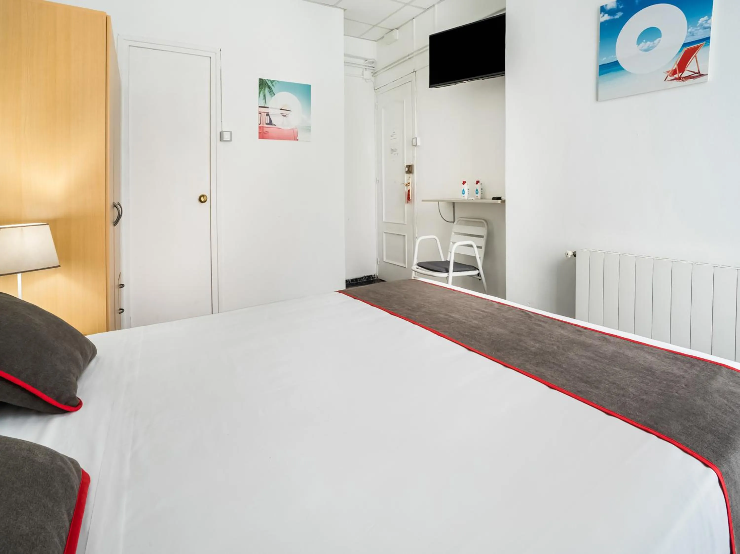 Photo of the whole room, Bed in Hostal Patio de La Luna