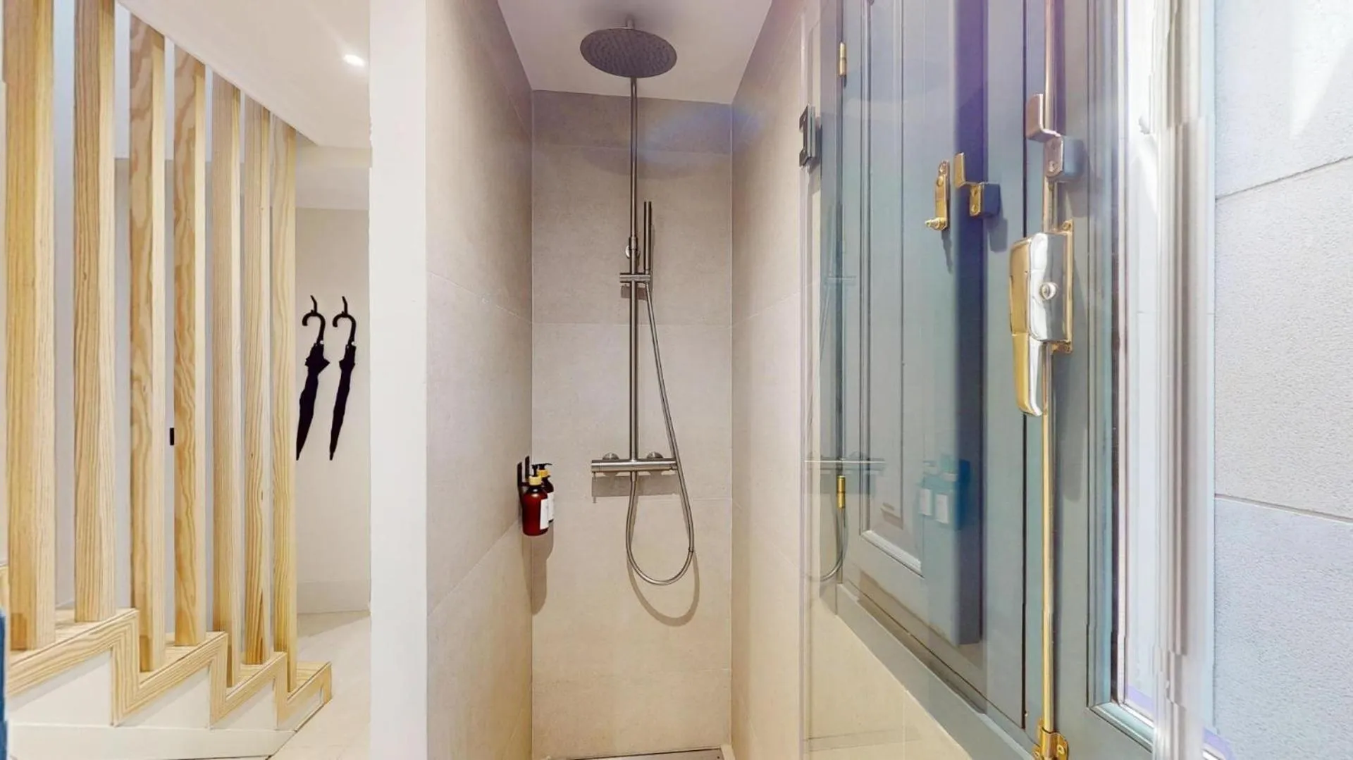 Shower in Sol y El Madroño