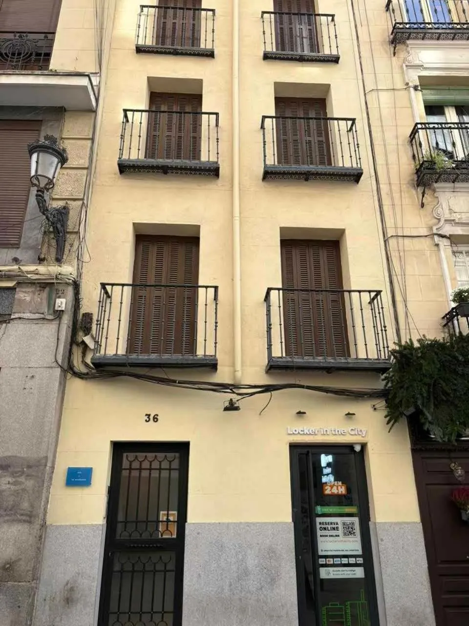 Property building in Sol y El Madroño