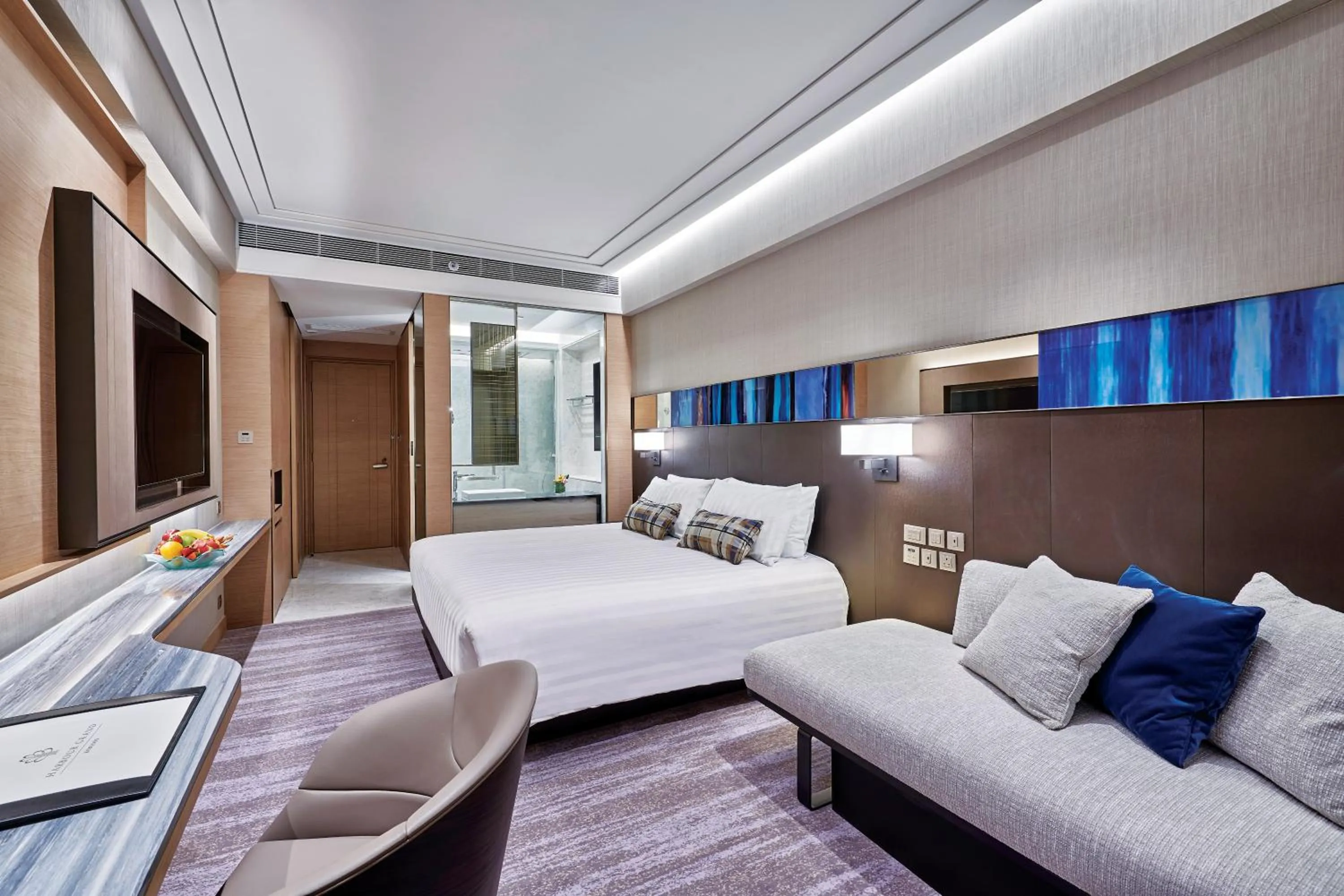 Photo of the whole room, Bed in Harbour Grand Kowloon