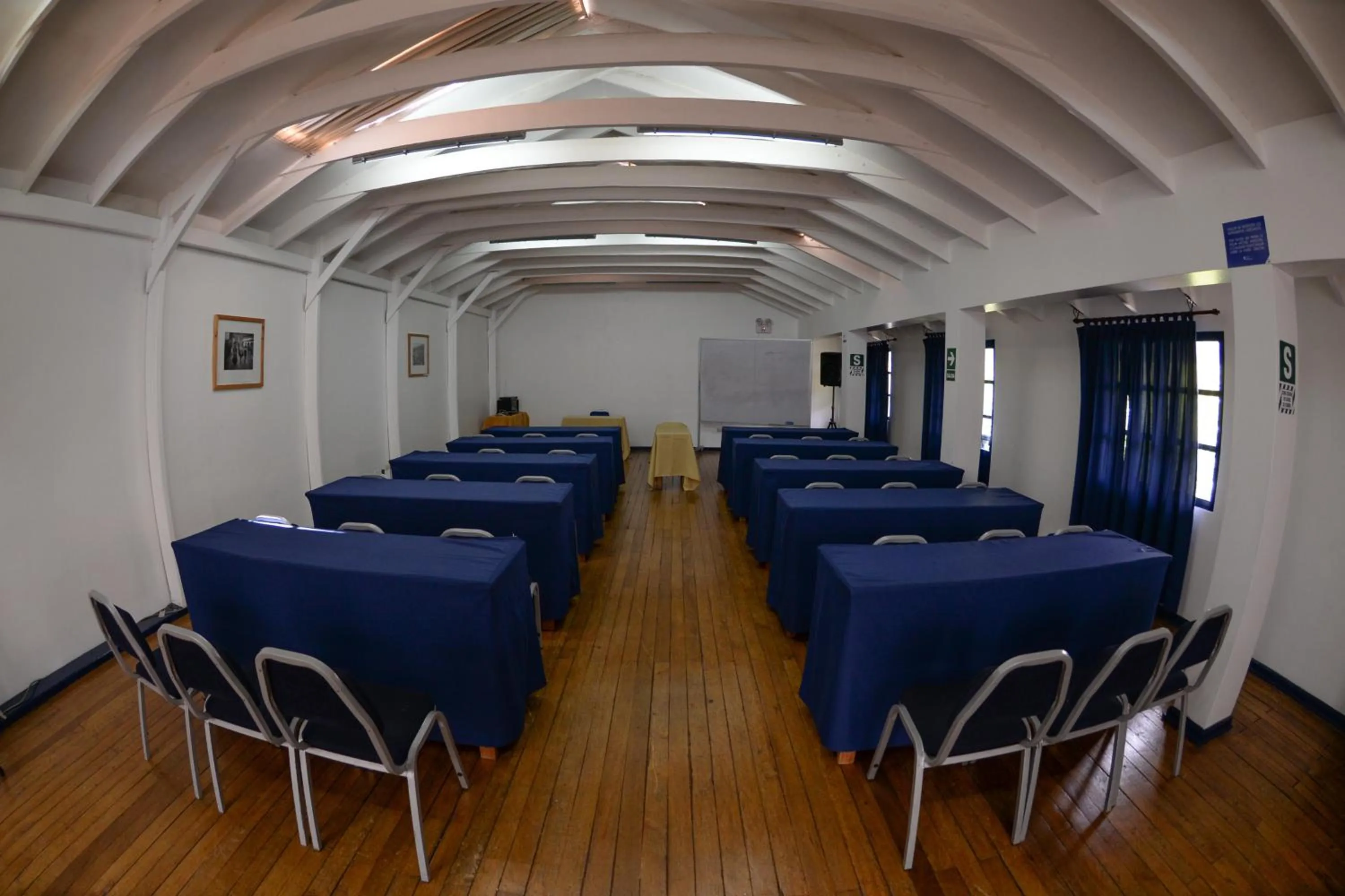 Business facilities in La Casa de Fray Bartolome