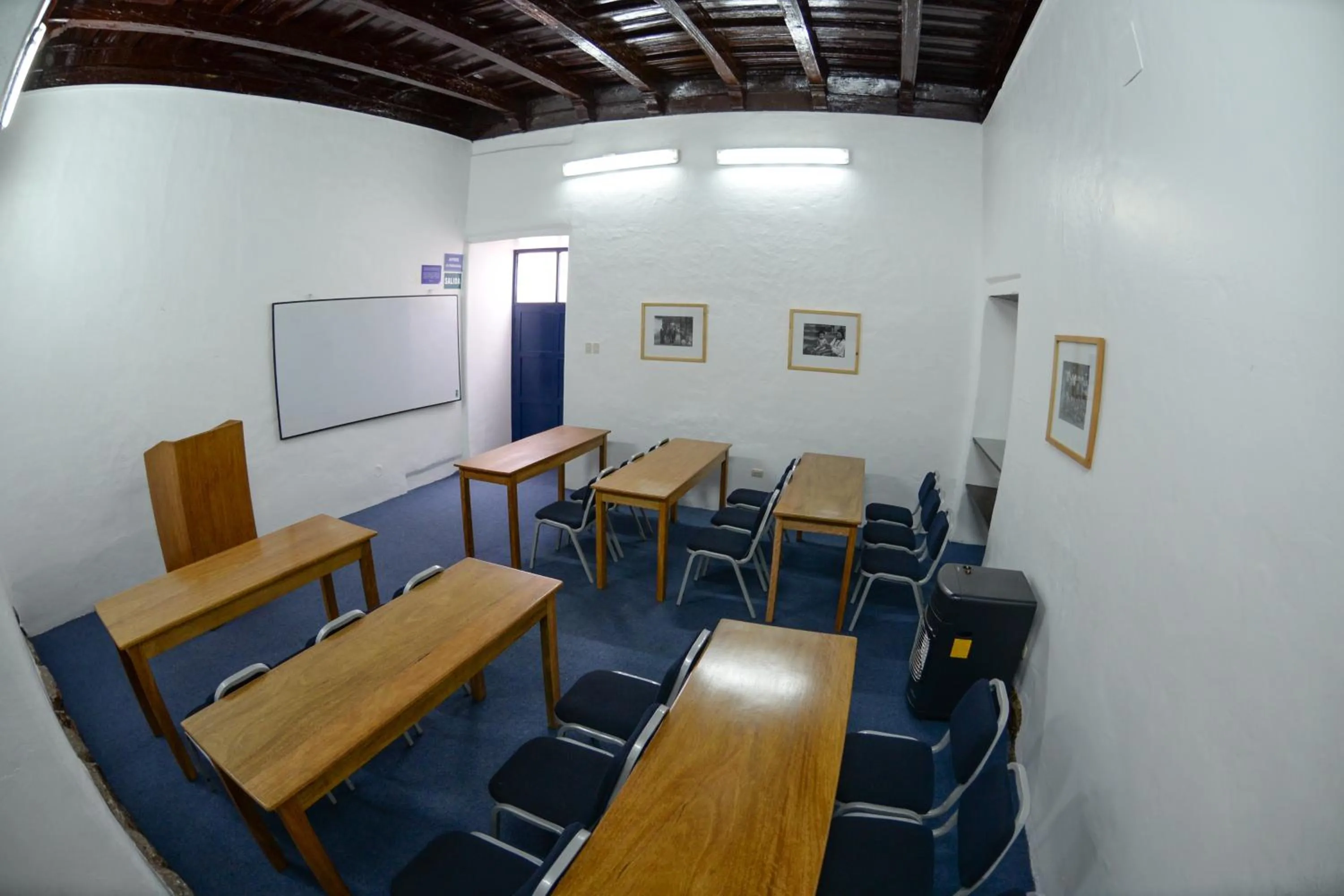 Business facilities in La Casa de Fray Bartolome