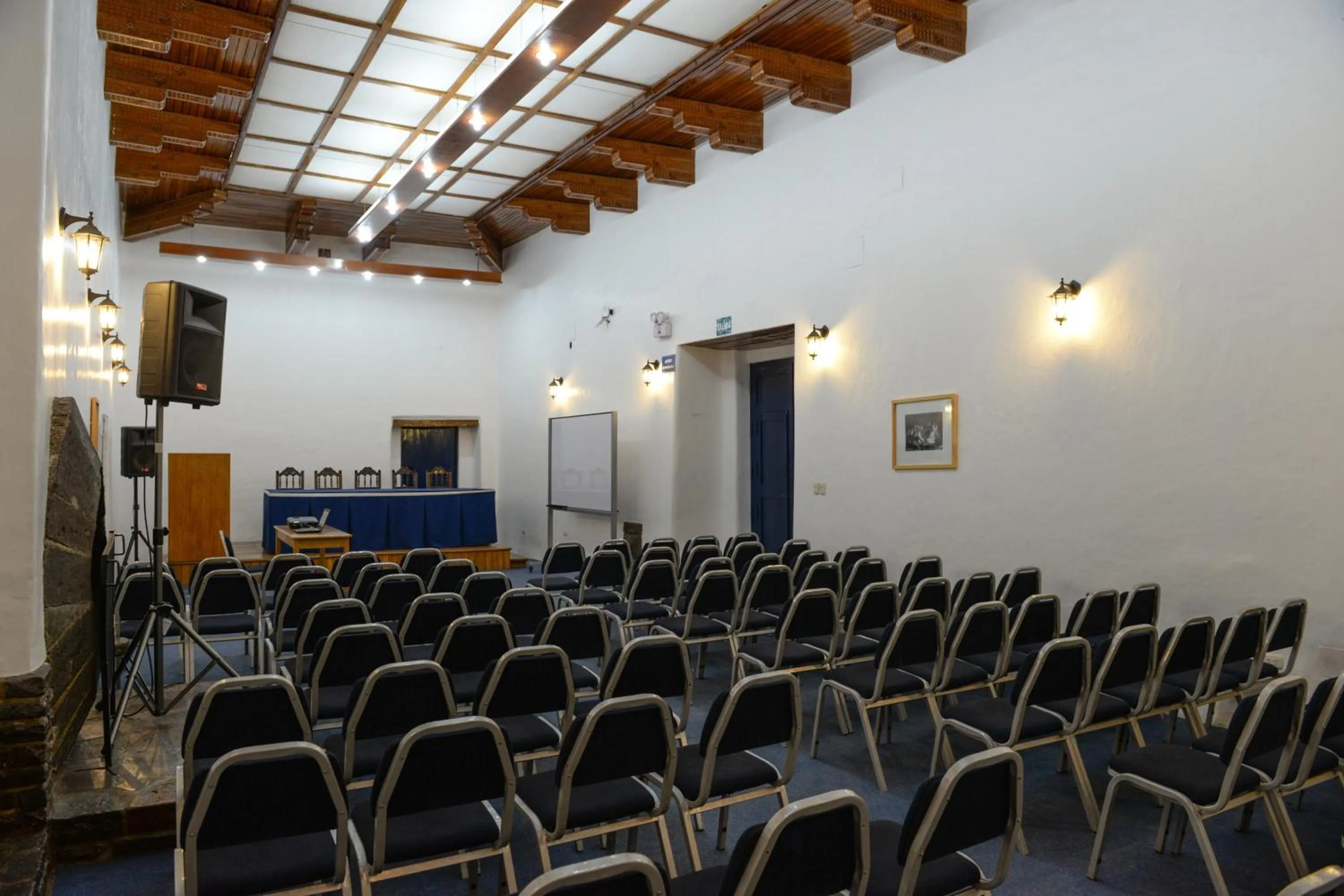 Business facilities in La Casa de Fray Bartolome