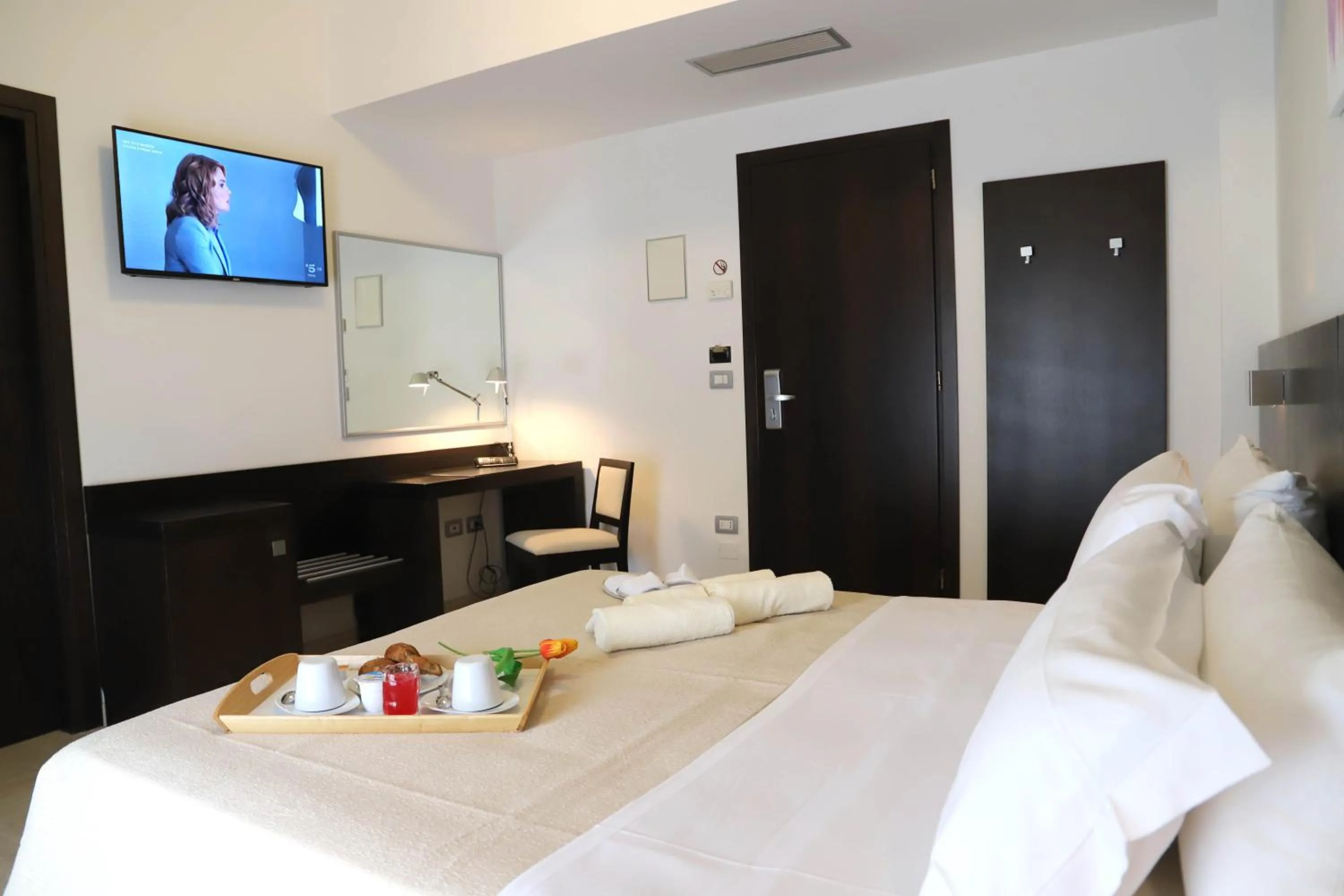 TV and multimedia, Bed in Albergo Cantiani
