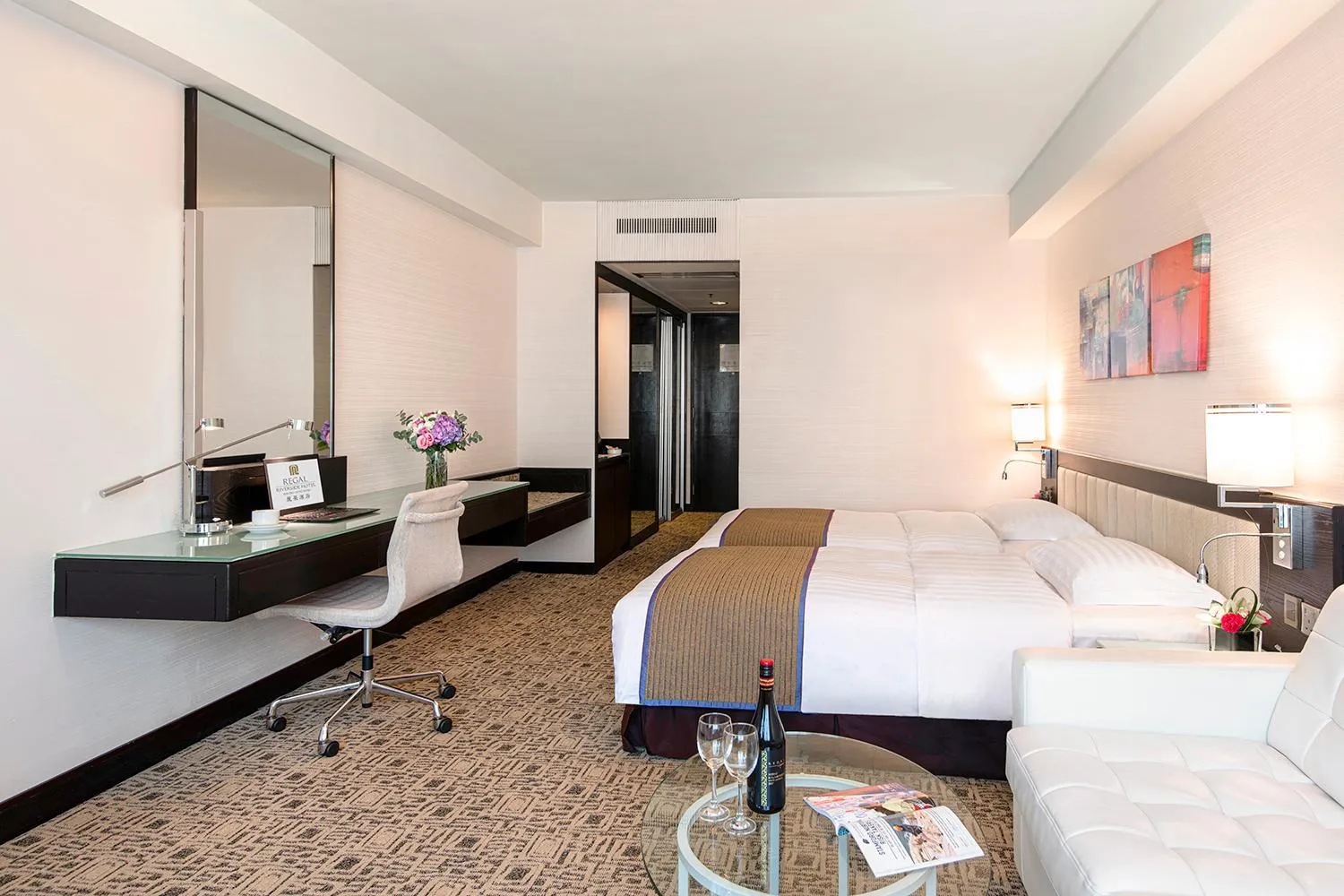 Photo of the whole room, Bed in Regal Riverside Hotel