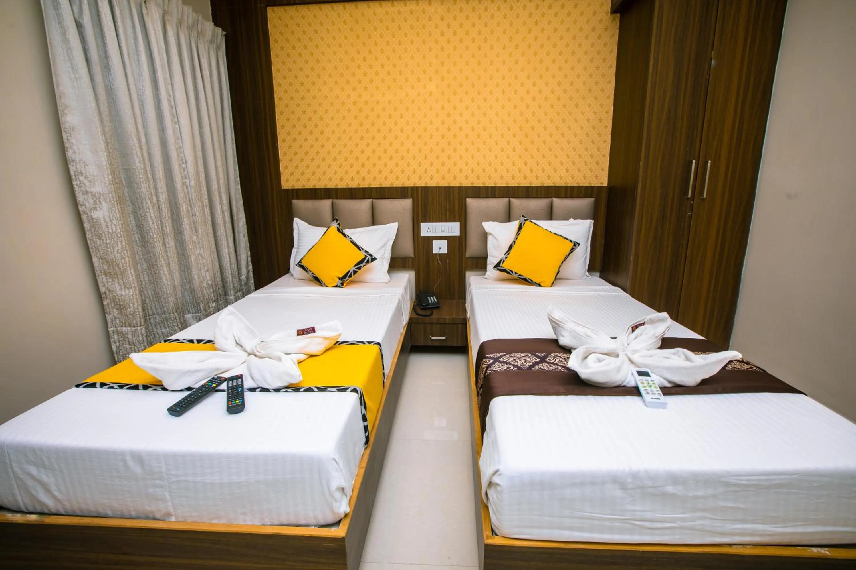 Restaurant/places to eat, Bed in Grand Oliver