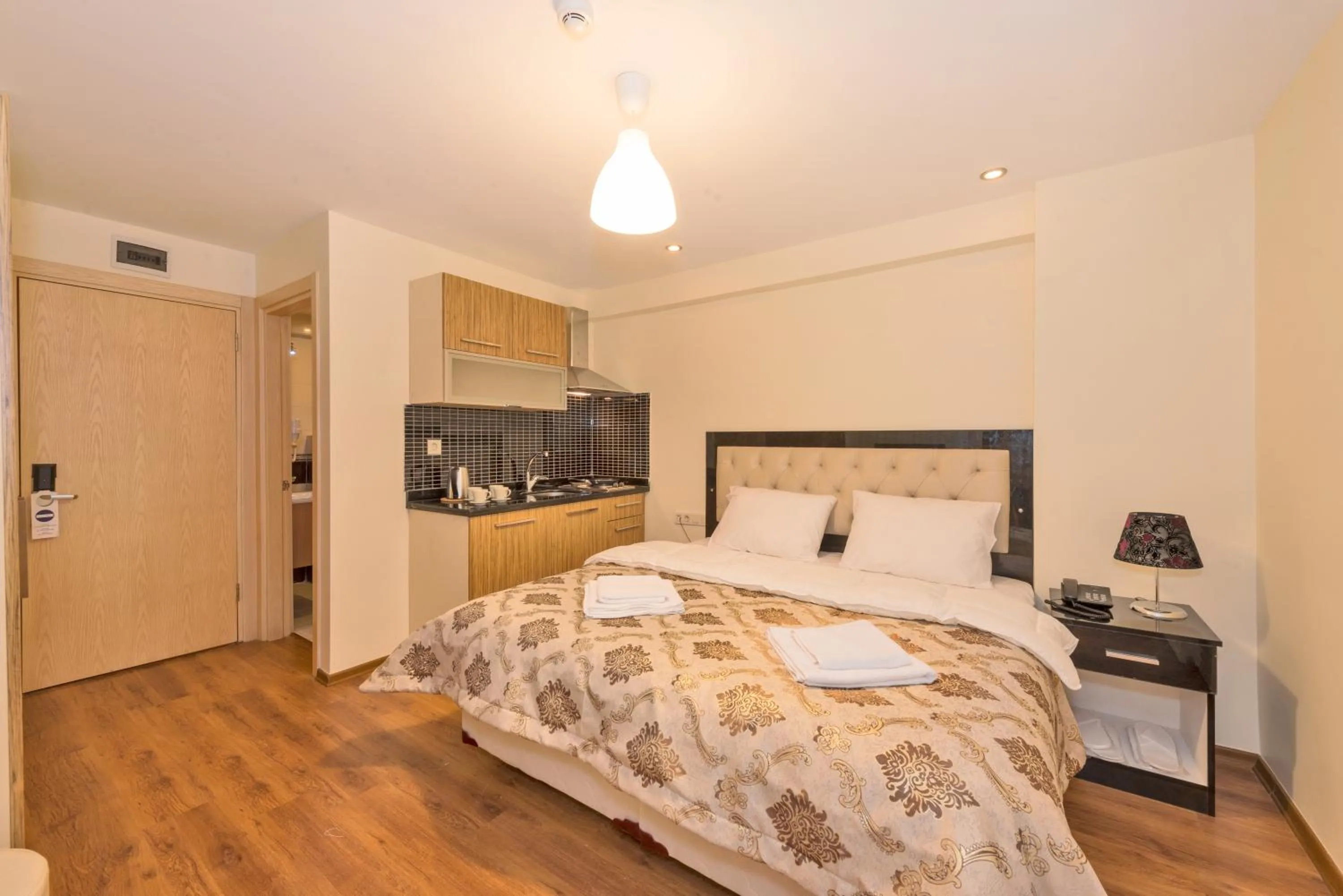 Kitchen or kitchenette, Bed in Invictum Residence