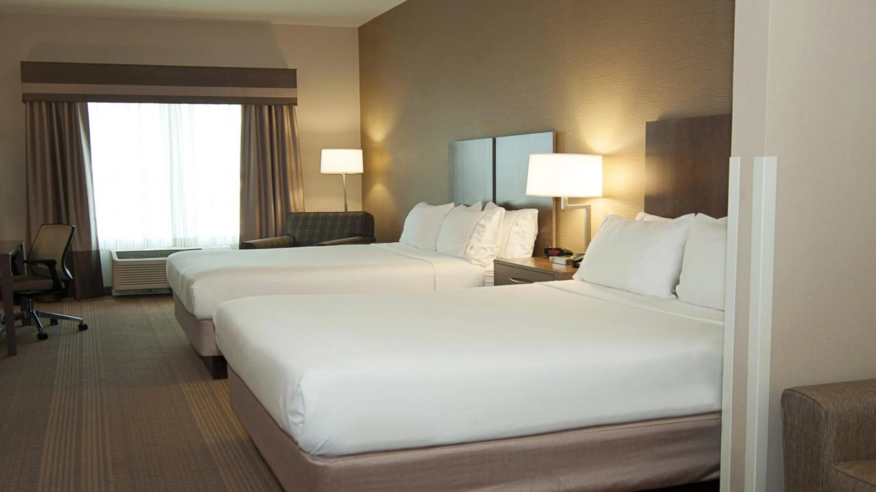 Photo of the whole room, Bed in Holiday Inn Express Hotel & Suites Wichita Northeast by IHG