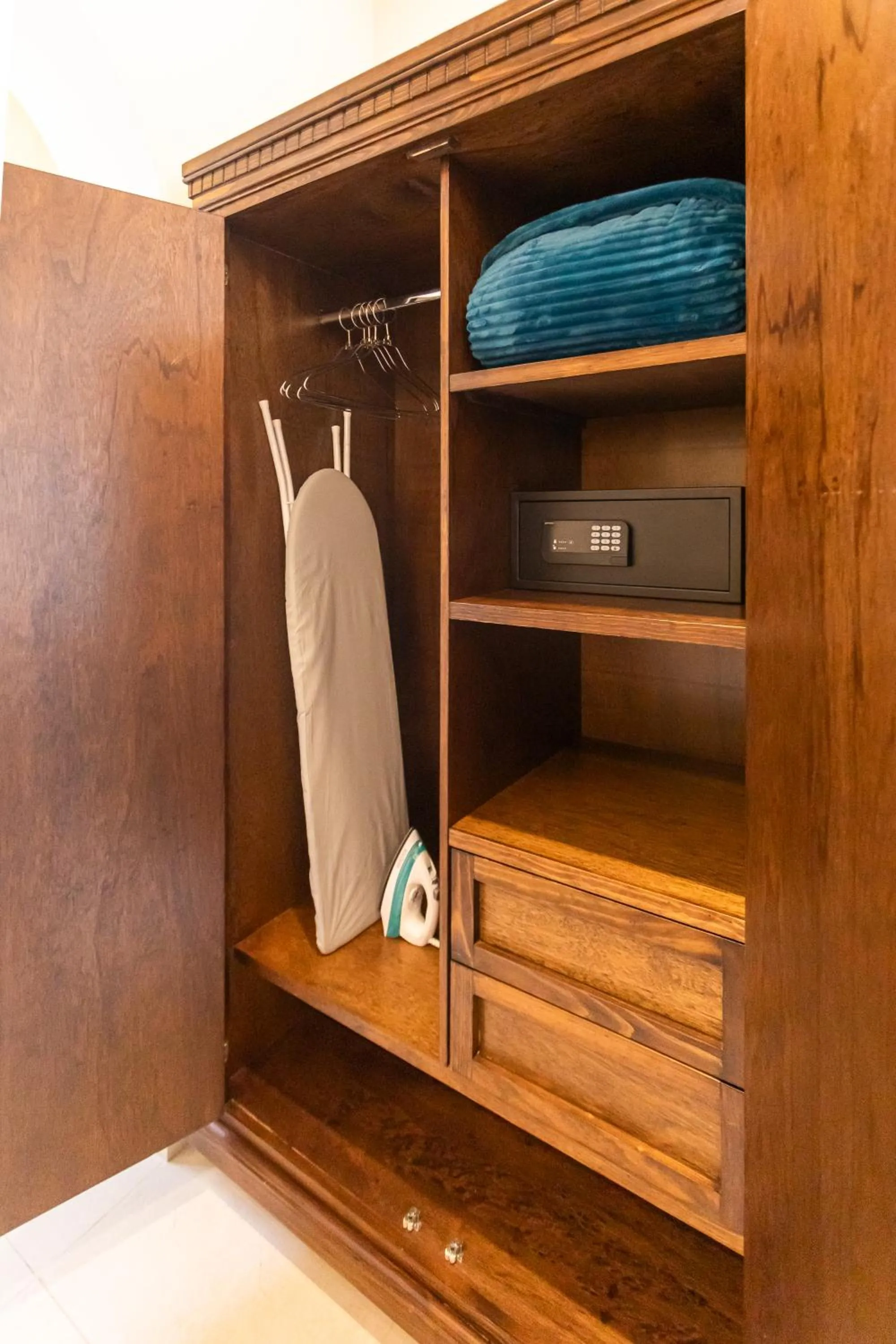 wardrobe in Gran Hotel Mexico by Solaris